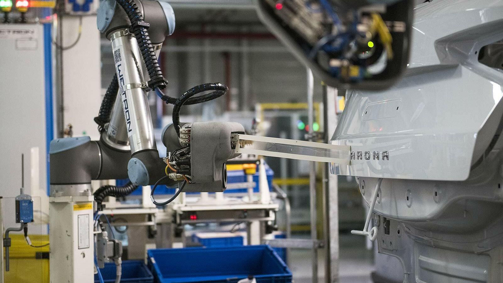 Los robots son capaces incluso de quitar el protector que protege el nombre del coche.