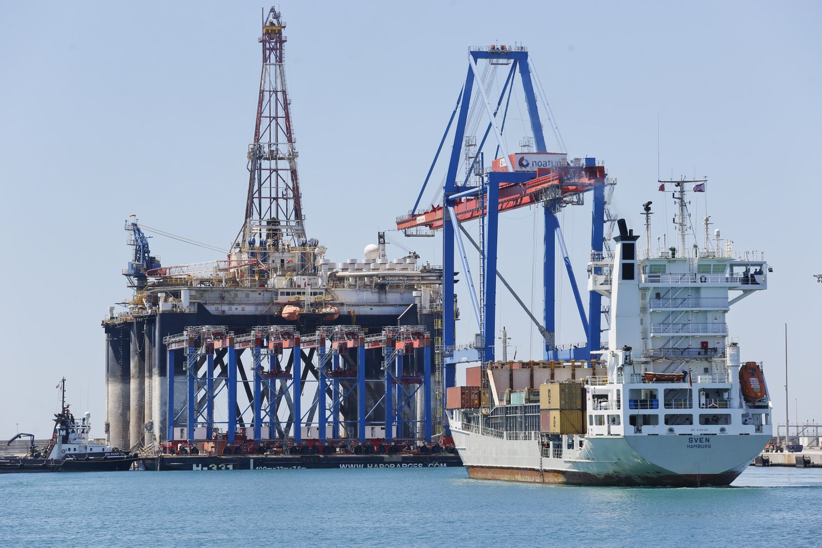 Una grúa en el puerto malagueño