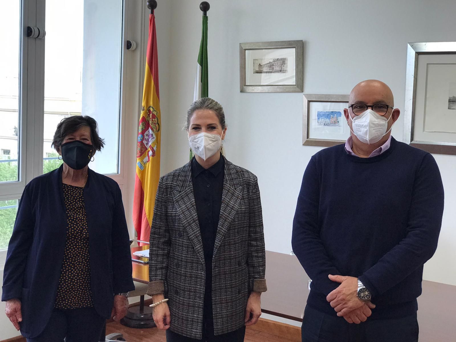 La delegada Ana Mestre, junto a Milagros Muñoz y Enrique Valle.