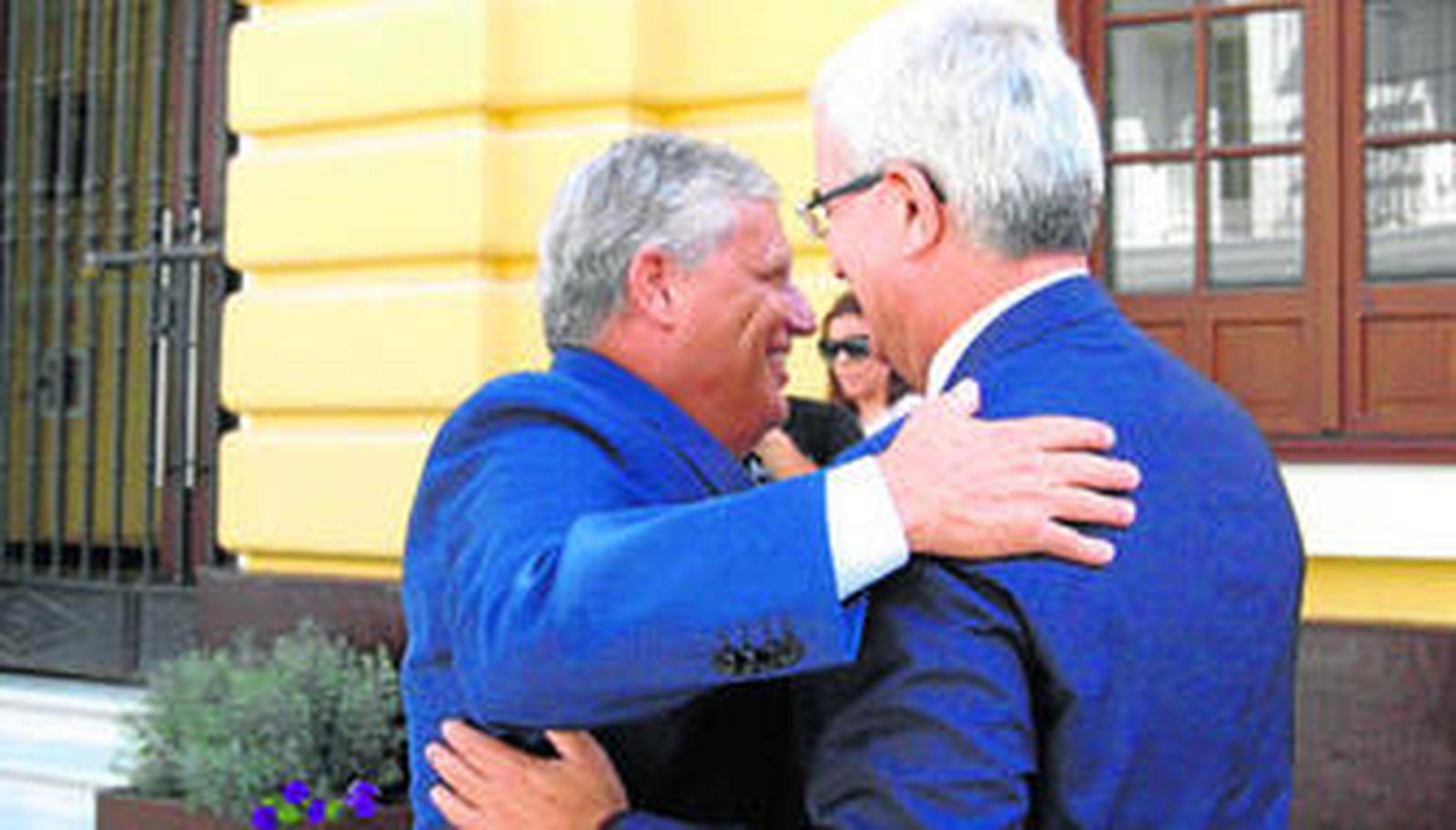 Momento de la llegada de Jiménez Barrios al Ayuntamiento de Chiclana, donde le esperaba el alcalde Ernesto Marín.