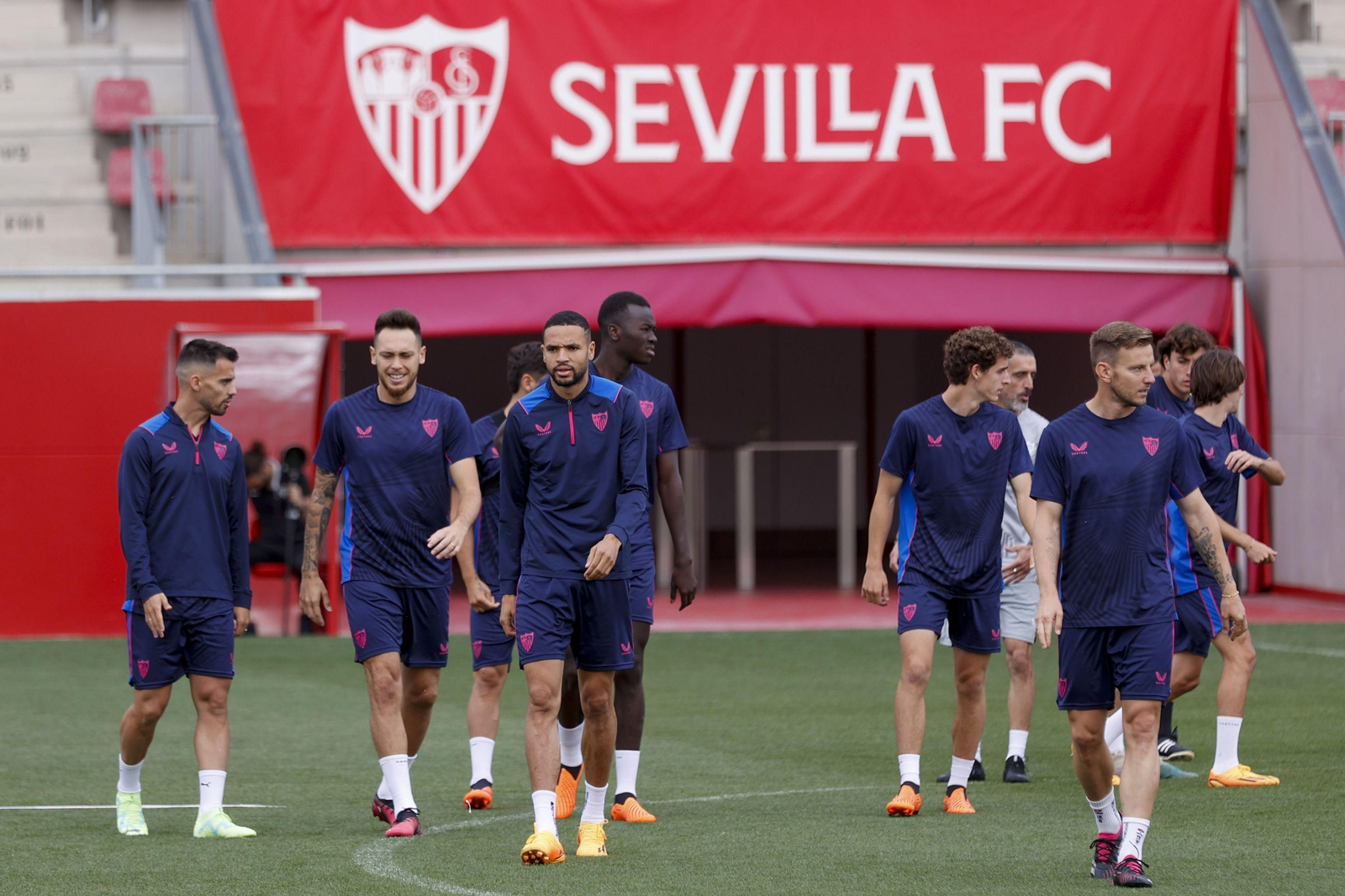 Suso, Ocampos, En-Nesyri, Manu Bueno y Rakitic, en pleno entrenamiento.