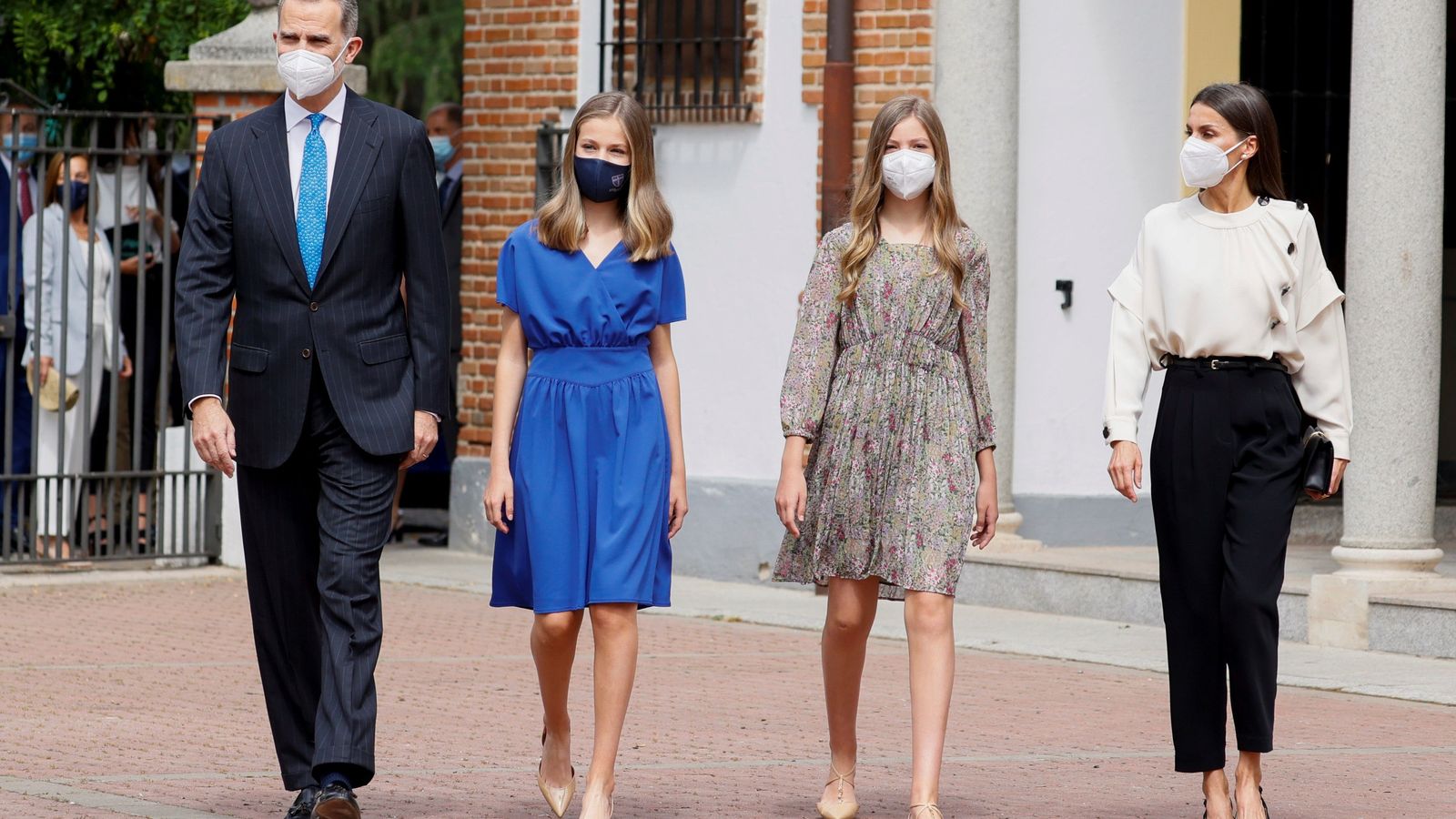 Los Reyes, con sus hijas, a su salida de la ceremonia religiosa.