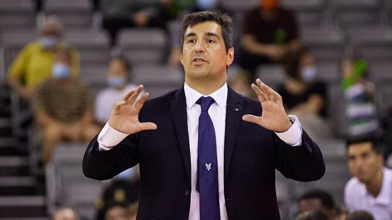 Pablo Pin da órdenes en un partido.