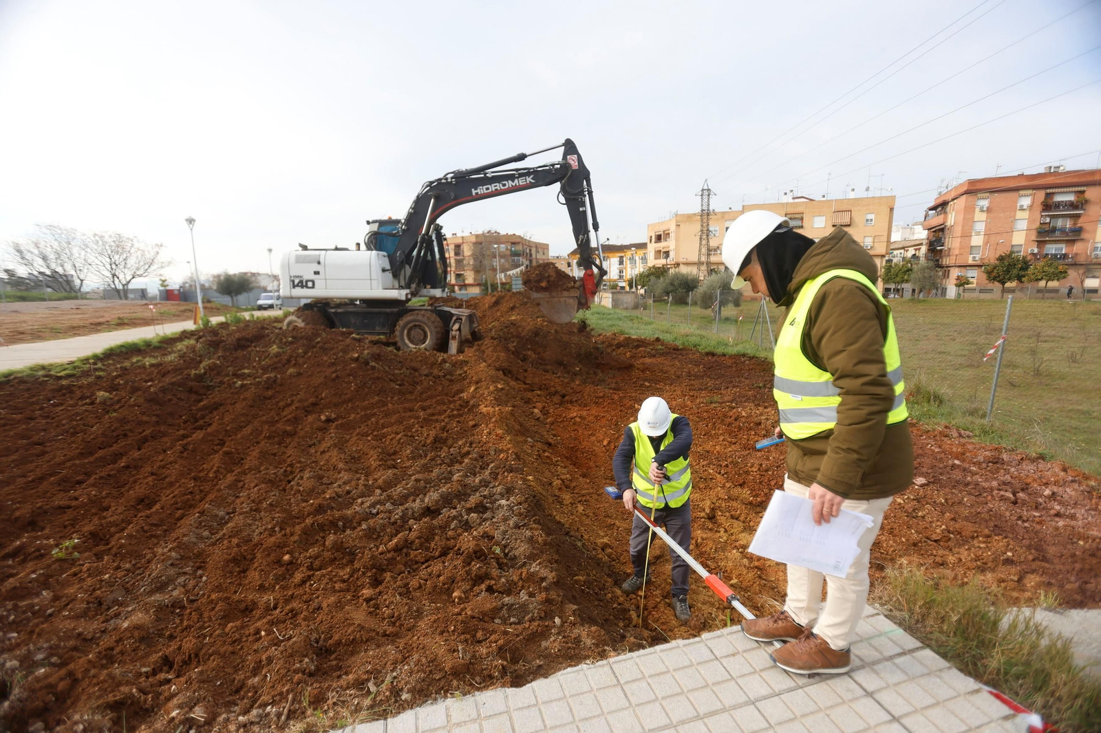 Dos trabajadores en las obras del centro de salud del Naranjo