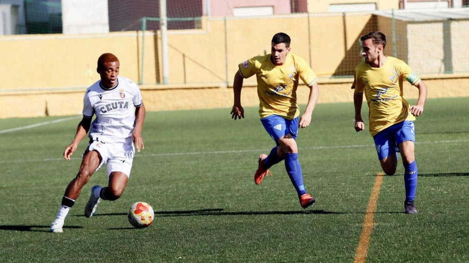 Un lance del Ceuta B-Tomares