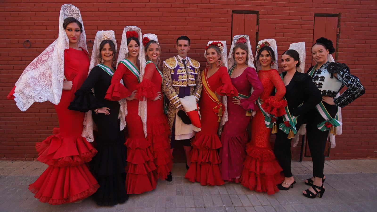 Alejandro Talavante , de nazareno y oro, entre la reina de la Feria Real de 2022 y su corte.