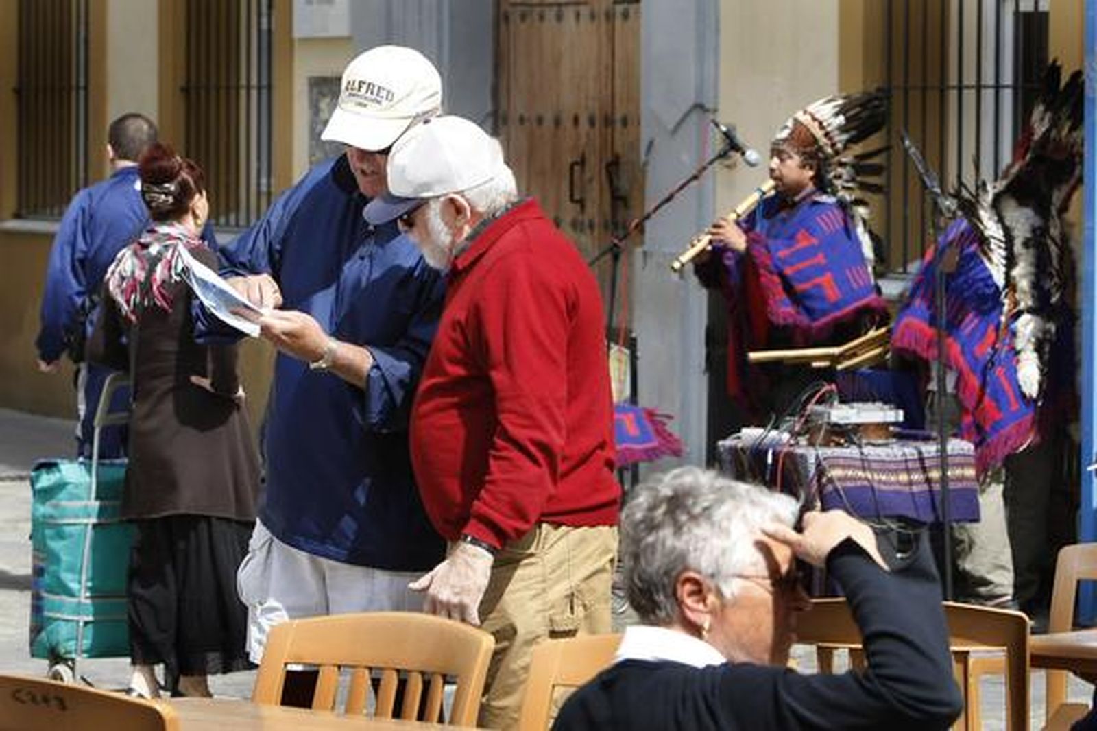 Unos 3.000 cruceristas visitan Cádiz con las escalas del ´Eurodam´ y ´Le Diamant´ en el mes por excelencia de los cruceros. 

Foto: Jose Braza