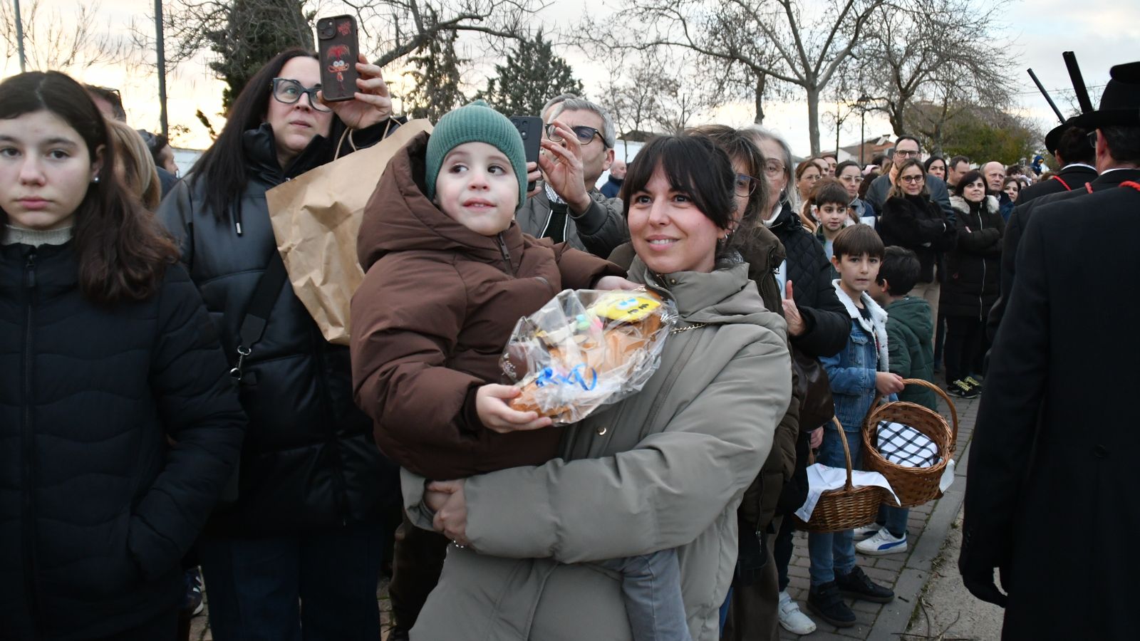 Los niños, con sus hornazos preparados para la ofrenda a la Virgen de Luna.