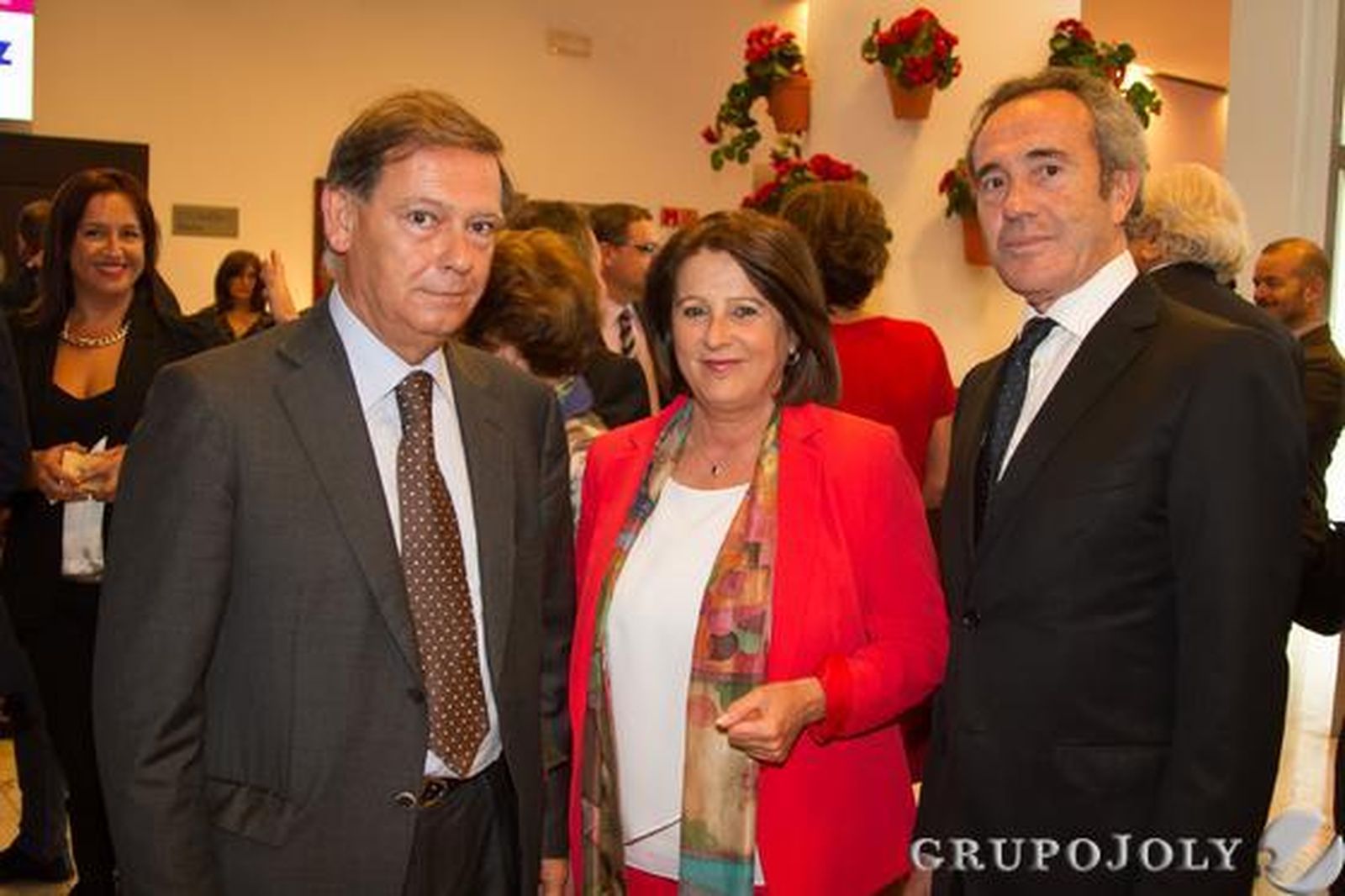 El empresario José Manuel Pascual, de Hospitales Pascual; María José Sánchez Rubio, consejera de Igualdad y Políticas Sociales, y Agustín Ortega Limón. / Reportaje gráfico: Juan Carlos Vázquez y Victoria Hidalgo