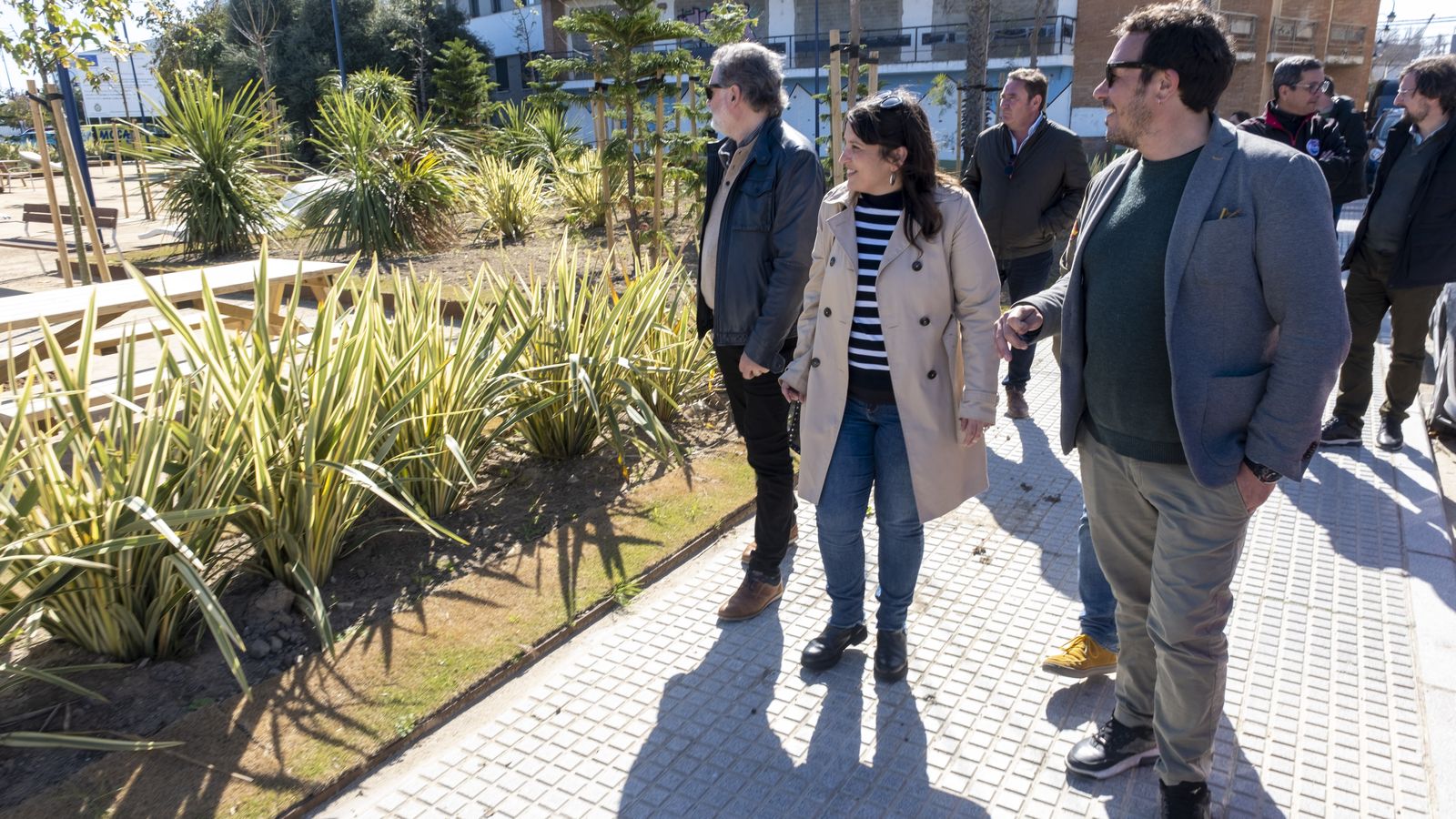 La concejal Rocío Sáez, junto al alcalde, visitando una de las nuevas zonas verdes con las que cuenta ya el barrio de Puntales