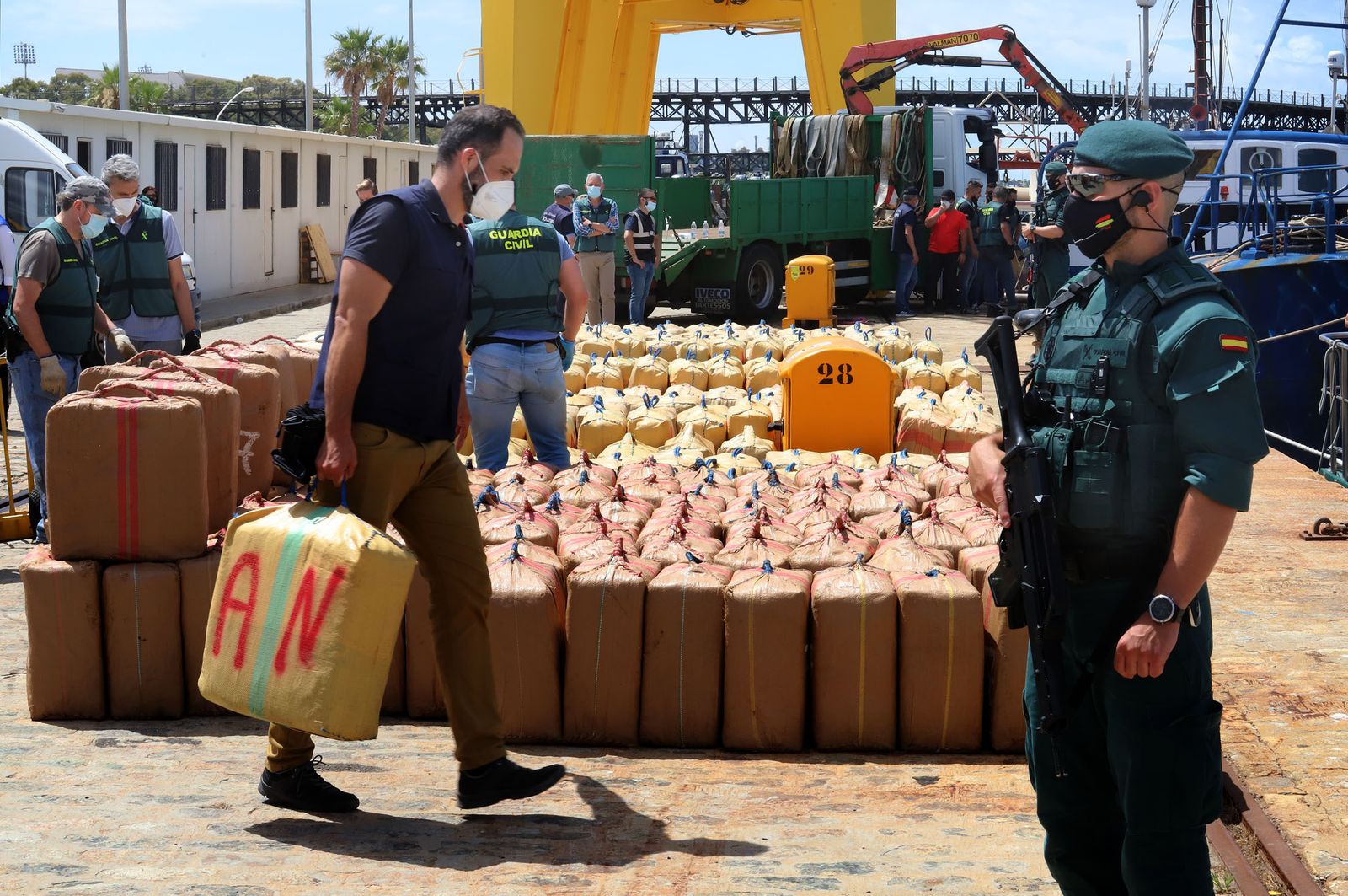 Imágenes de uno de los mayores alijos de hachís incautado por la Guardia Civil en Huelva