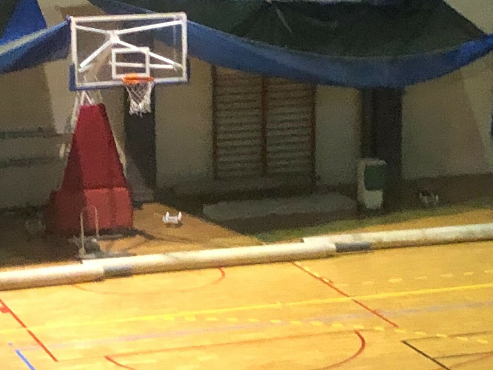 Aspecto de una de las pistas del Ciudad de Cádiz, con lonas junto a una canasta para recoger el agua que cae cuando llueve.