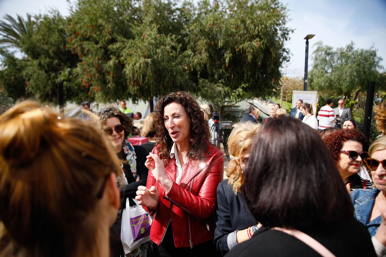 Las imágenes de la plantación de un olivo y el entierro de una cápsula del tiempo