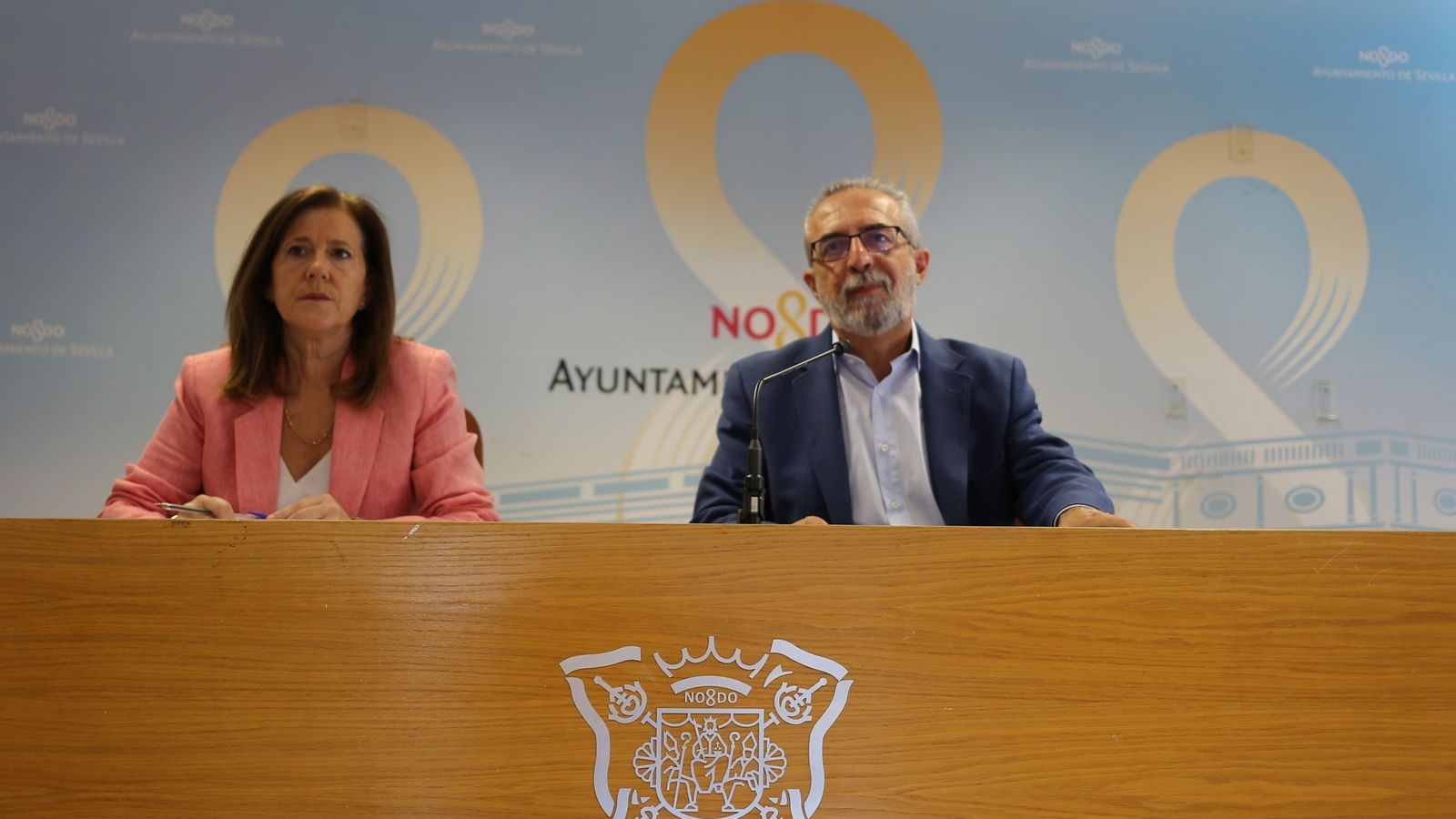 Emilia Barroso (directora de Acción Social) y Juan Manuel Flores (delegado de Bienestar Social).