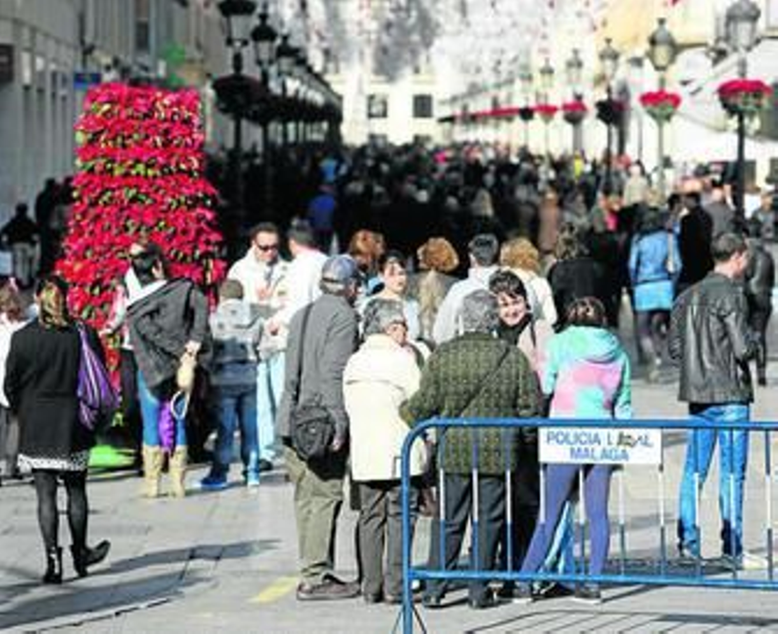 Miles de personas pasearon ayer por calle Larios.