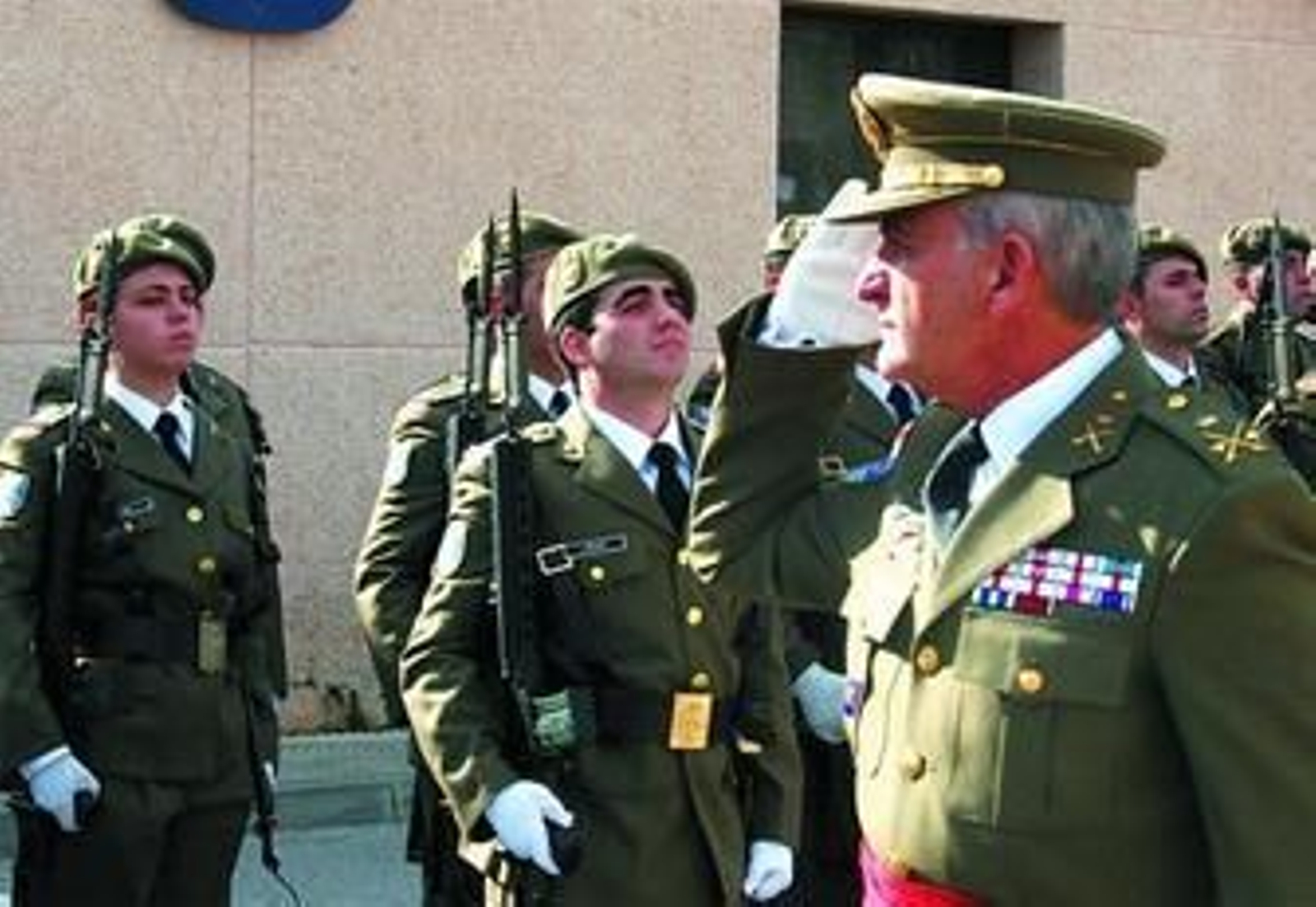 El general adjunto al jefe de la Fuerza Terrestre, José Ramón López Negrete, pasa revista a la tropa.