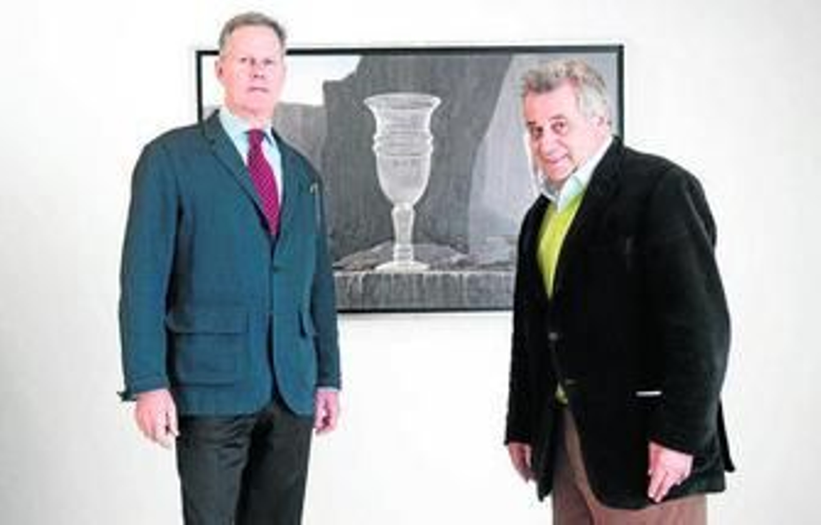 1. El pintor, junto al exresponsable de El Legado Andalusí, Jerónimo Páez.  2. Obra 'Situación deliberada I', del año 2001. Van der Linde se detiene hasta en las gotas de vapor de la botella. 3. Pintura 'Woman', un acrílico sobre tabla del año 2005. 4. Los asistentes al acto inaugural del pasado jueves quedaron absolutamente asombrados ante el genio y la imaginación desbordante del holandés afincado en España.