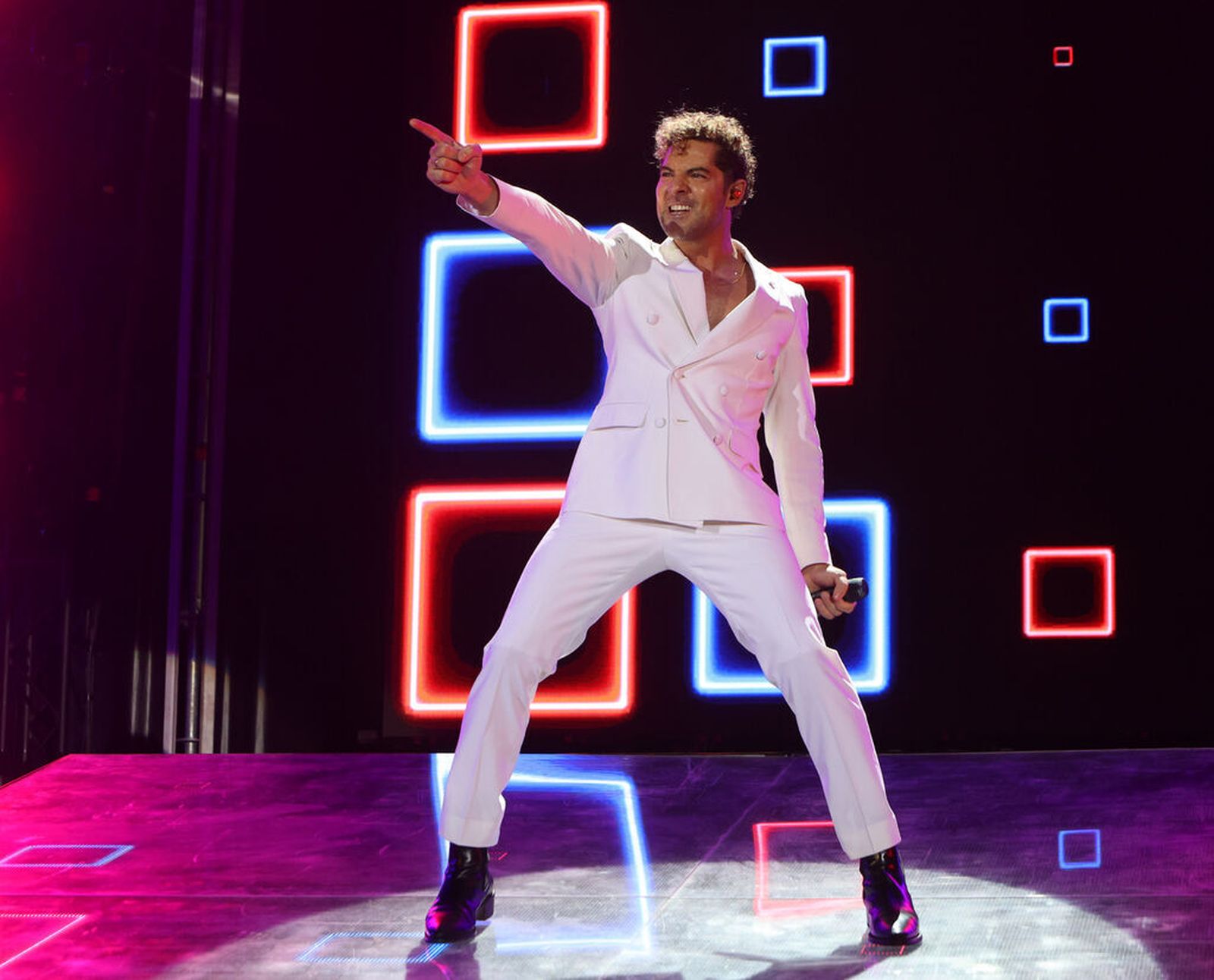 David Bisbal señala al tendido de la plaza de toros de la Maestranza en su concierto de anoche.