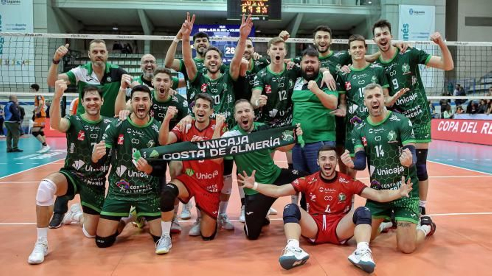 Los jugadores ahorradores celebran el triunfo después de un encuentro para el recuerdo.