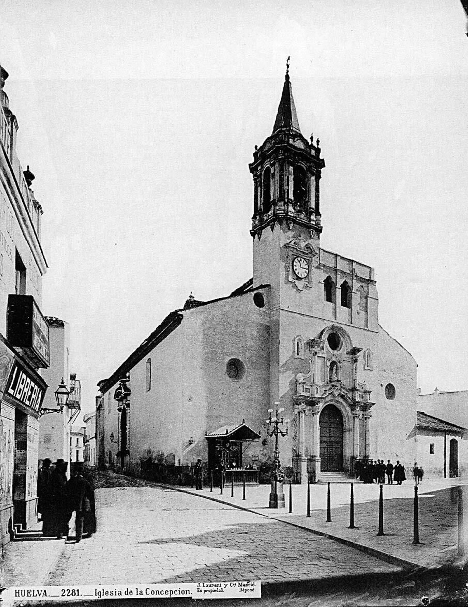 Junto a la iglesia de la Concepción siempre hubo un kiosco que fue cambiando en el tiempo..