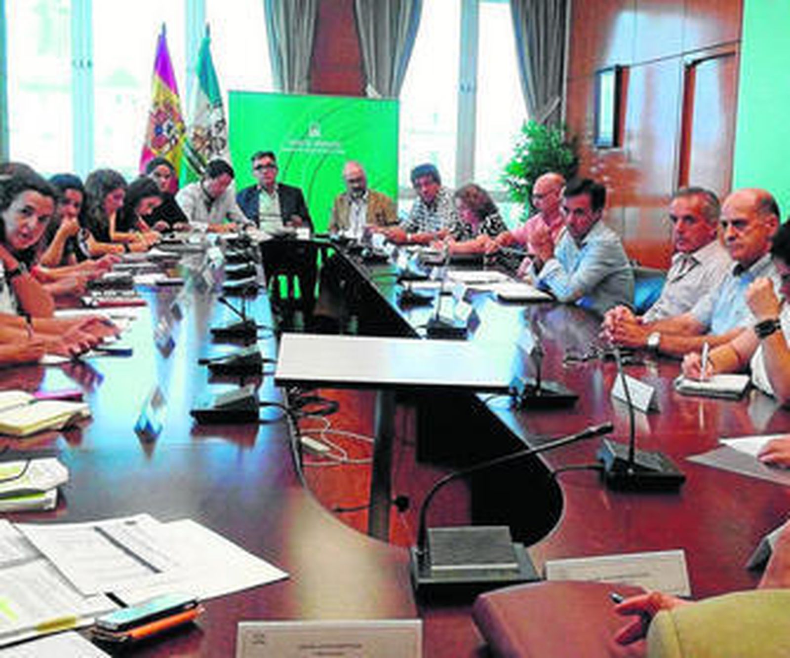 Representantes de los Ayuntamientos y de la Junta, ayer durante la reunión celebrada en Cádiz.