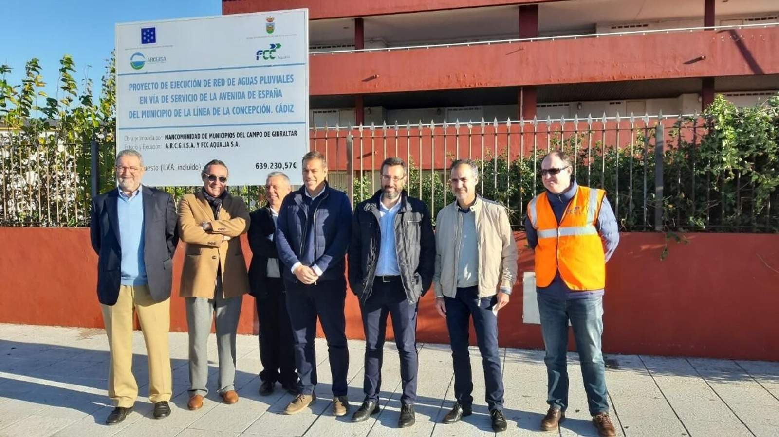El alcalde de La Línea y el concejal Juan Macías, junto a técnicos y el cartel de la obra de evacuación.