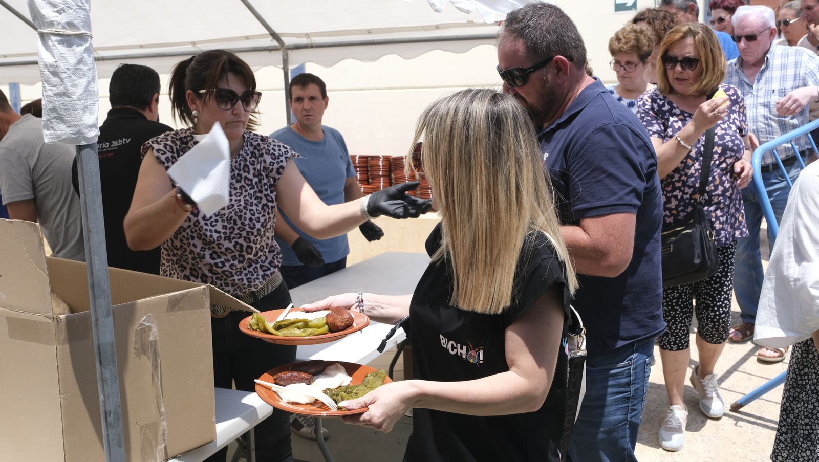 Imágenes de la degustación de huevos fritos con chorizo, en las Fiestas de Santa María del Águila