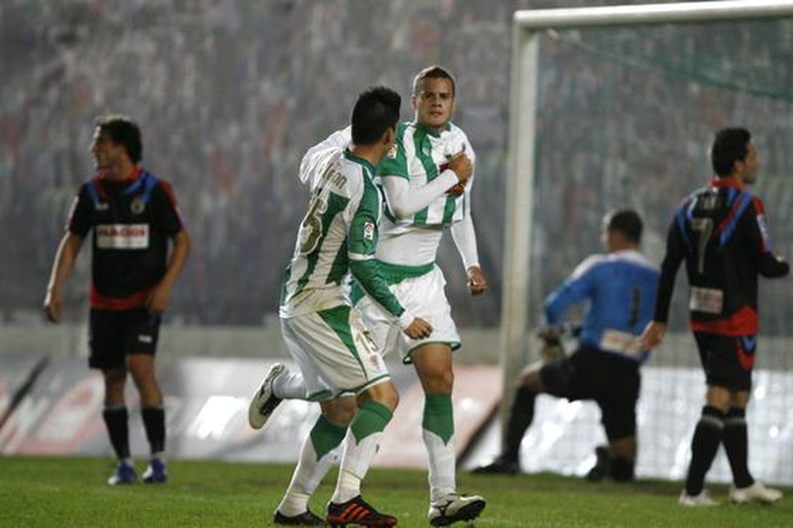 El Córdoba encarrila la clasificación para octavos de final de la Copa del Rey ante el Racing de Santander. / José Martínez