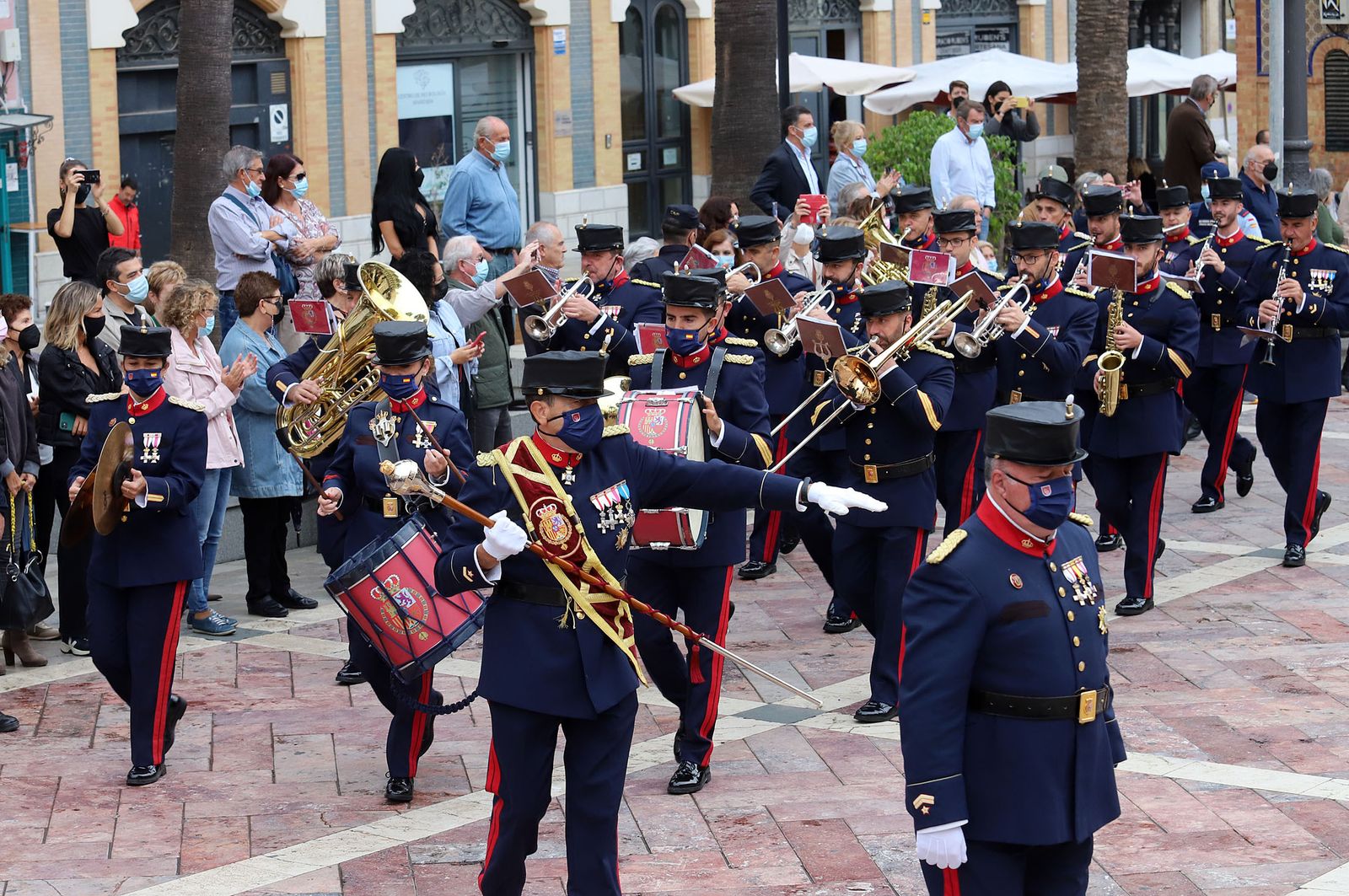 Imágenes de la ofrenda de la Guardia Real a la Virgen de la Cinta en la Catedral