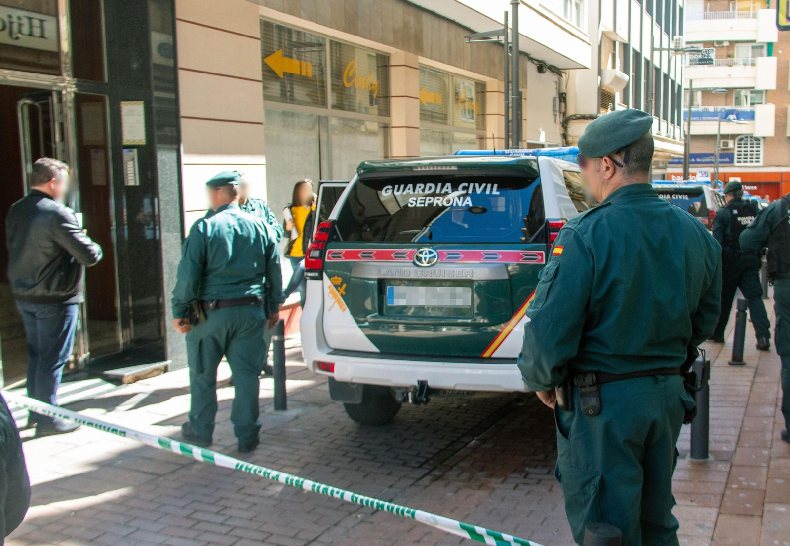 Efectivos de la Guardia Civil en Motril durante una operación contra el fraude alimentario centrada en productos hortofrutícolas