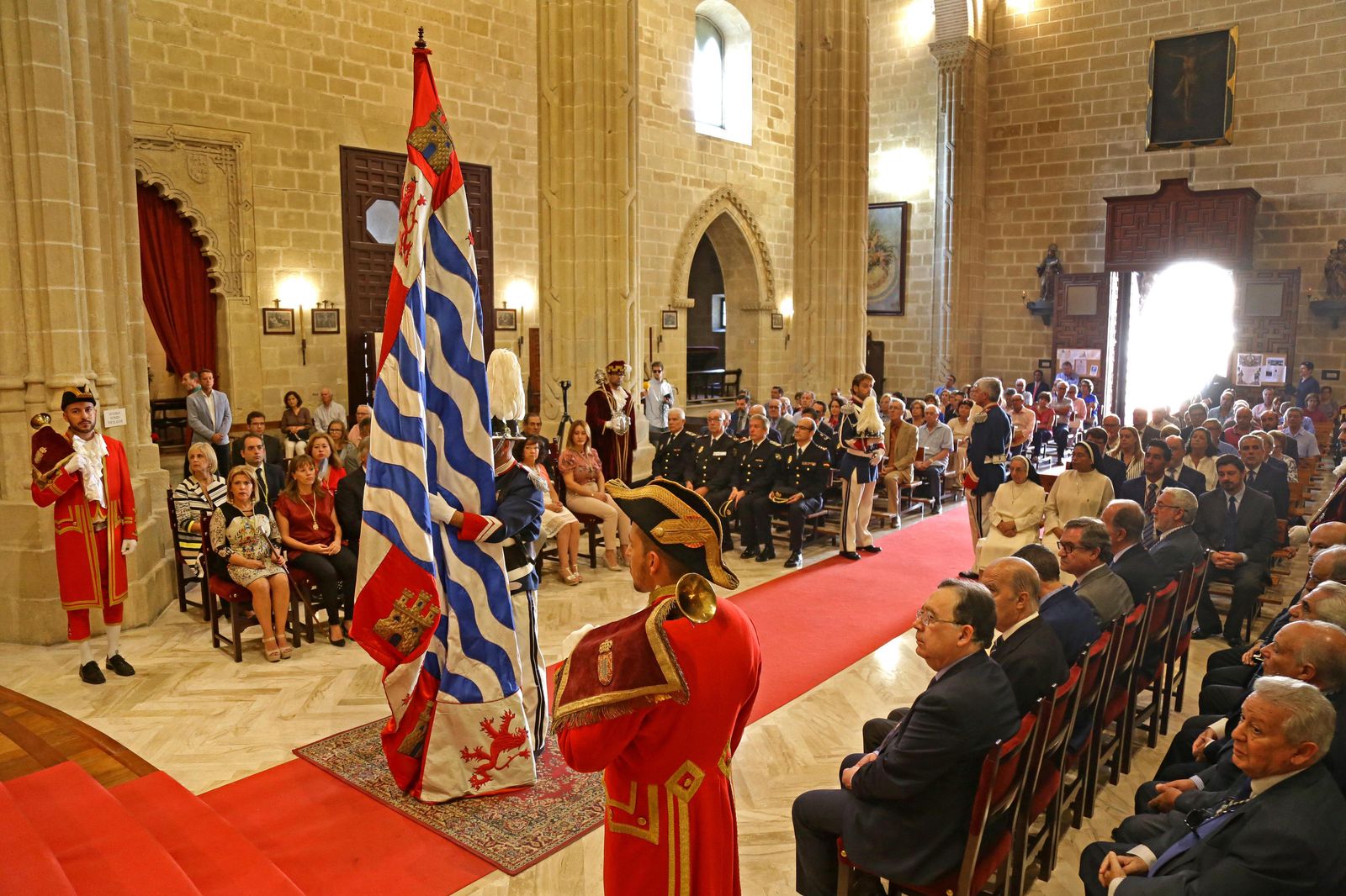 Un momento del traslado del Pendón de la ciudad celebrado el pasado 9 de octubre desde el Cabildo Viejo hasta la iglesia de San Dionisio.