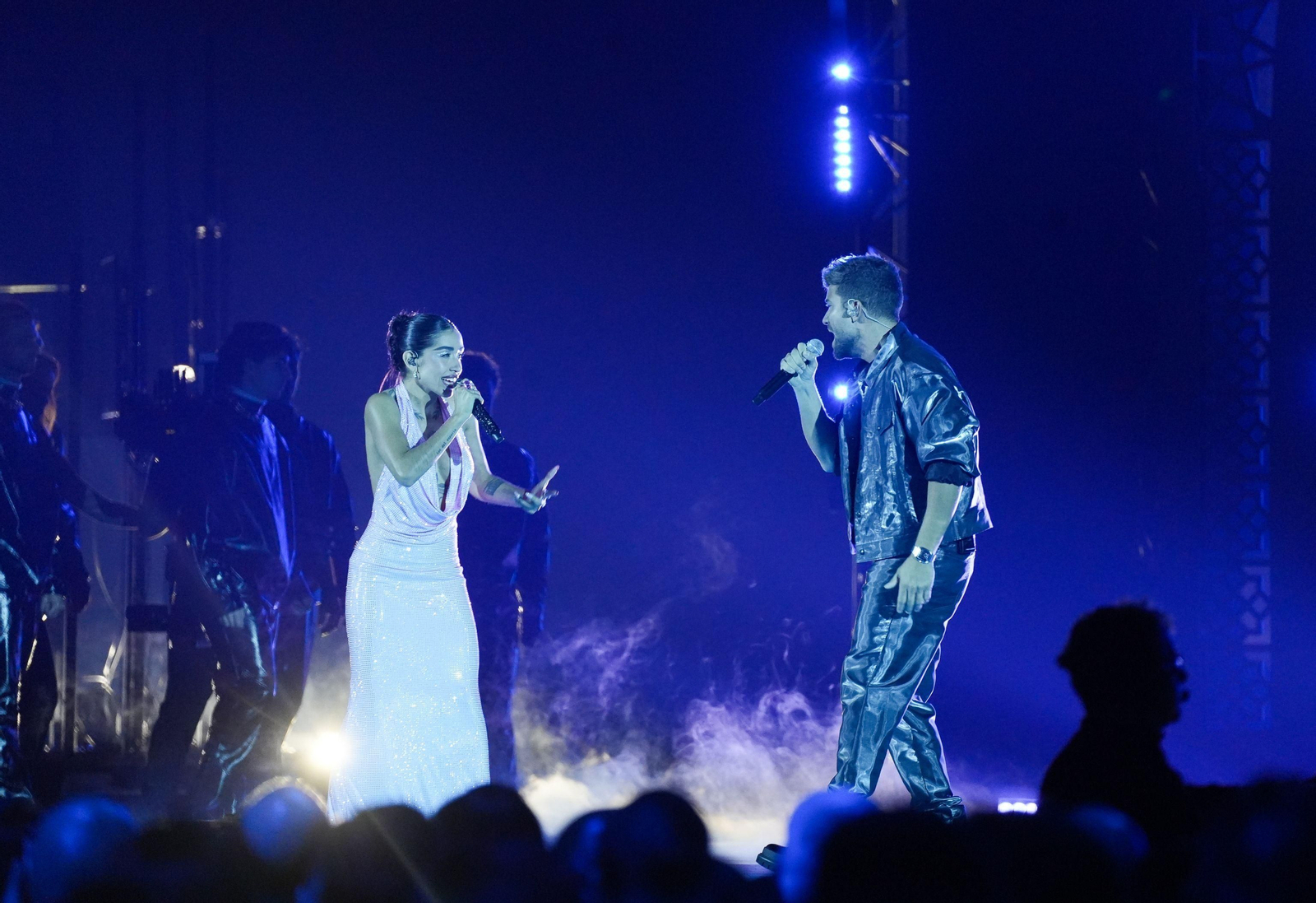 María Becerra y Pablo Alborán actúan durante la gala de los Grammy Latinos celebrada en Sevilla. María Becerra y Pablo Alborán actúan durante la gala de los Grammy Latinos celebrada en Sevilla.