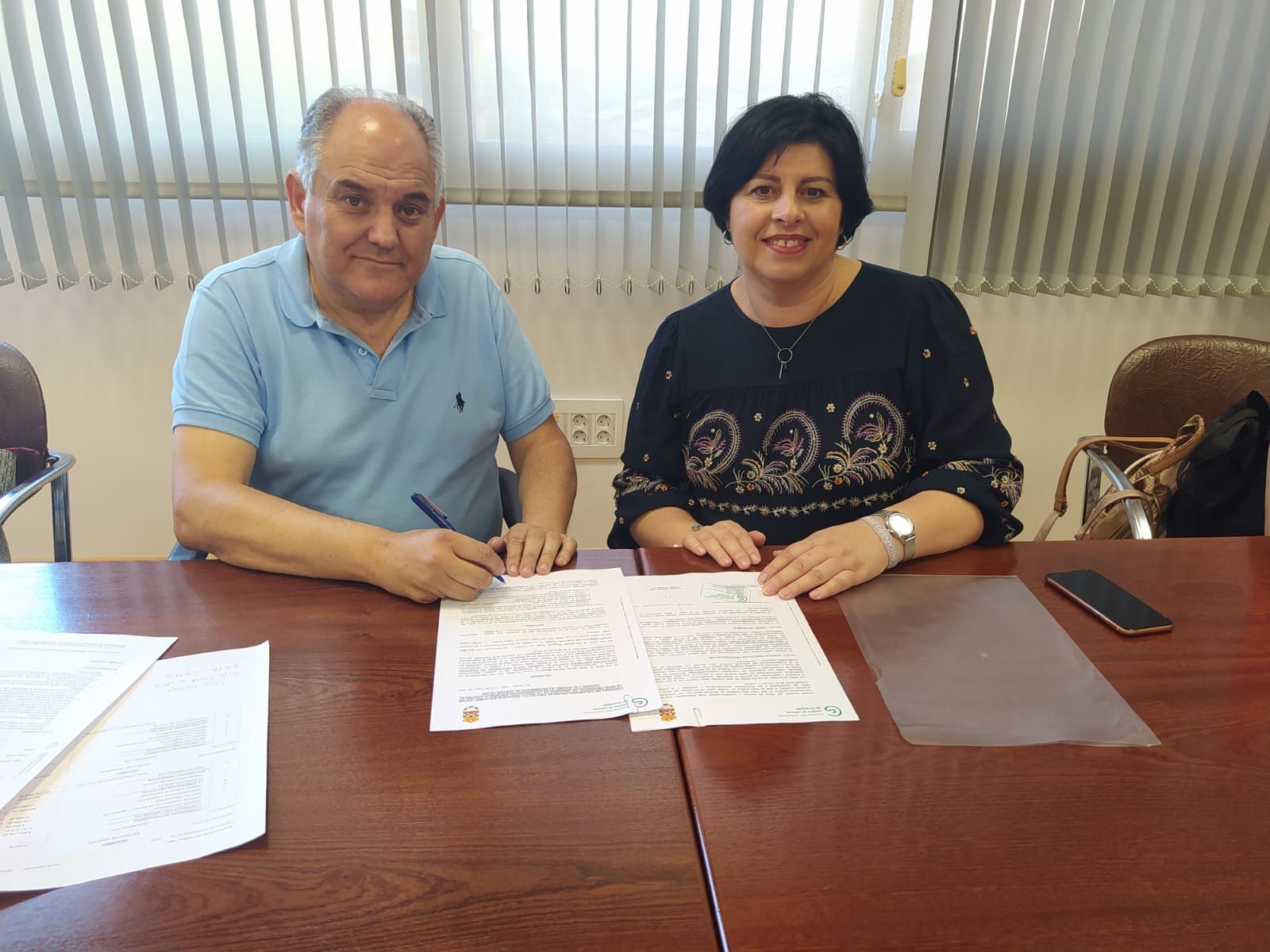 Firma del convenio entre el Ayuntamiento y la AECC.