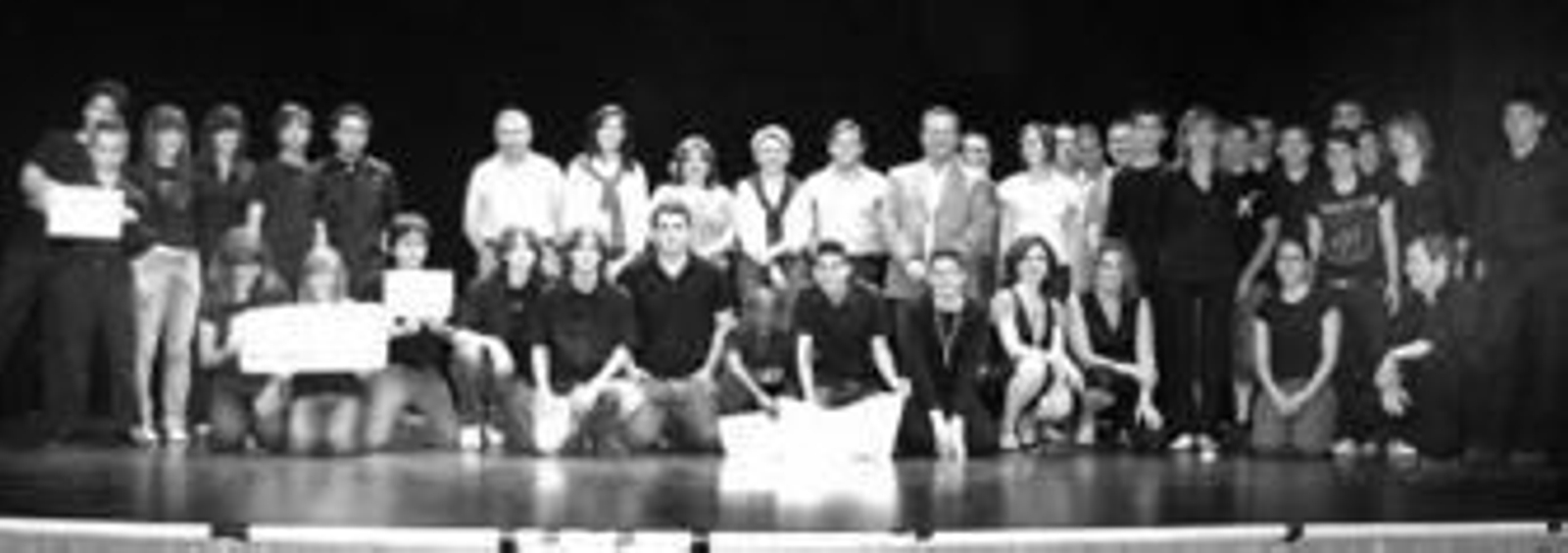 Eloisa Cabrera junto a otros concejales entregando los premios a los grupos.