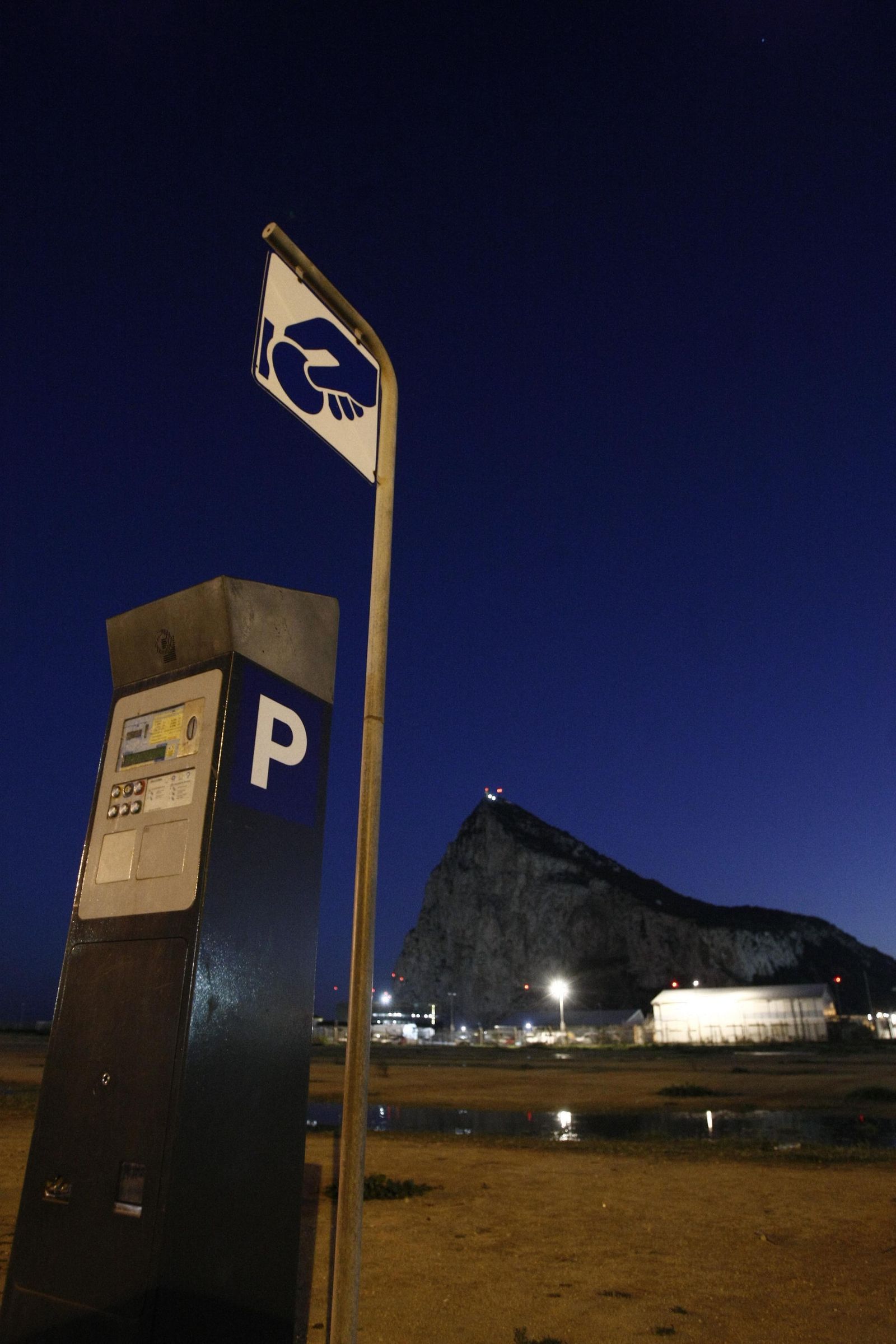Un parquímetro en una calle cercana a Gibraltar.