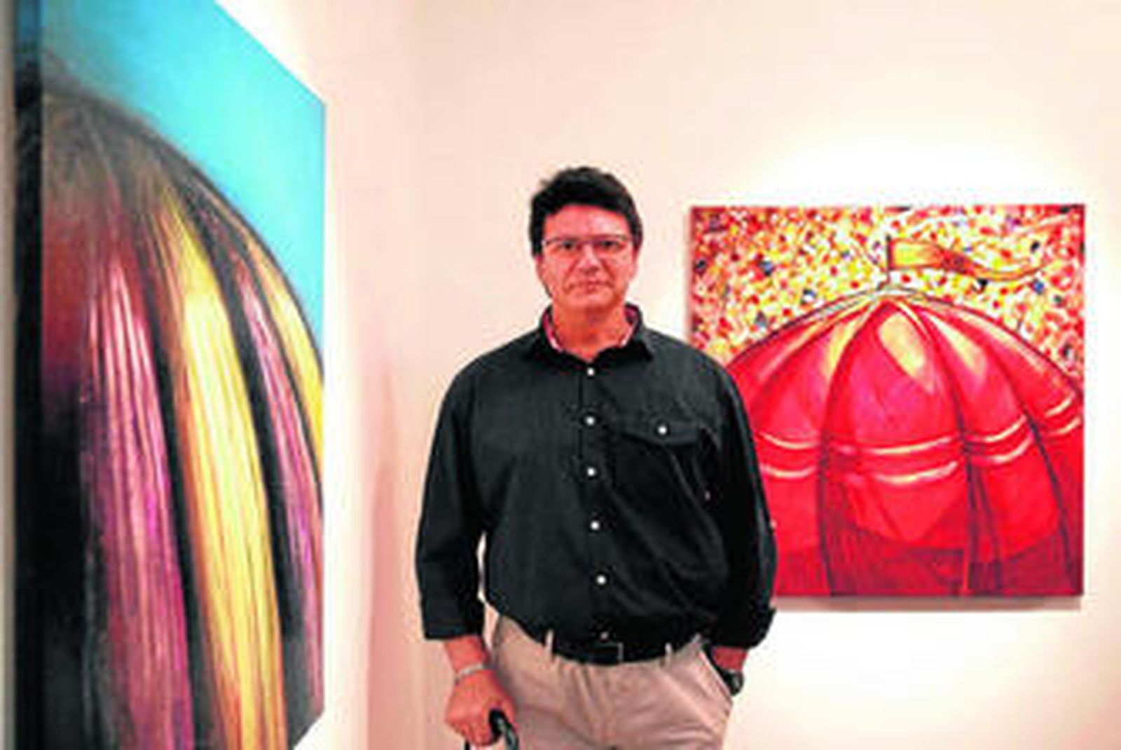 Juan Manuel González Calderón posa ante sus globos aerostáticos.