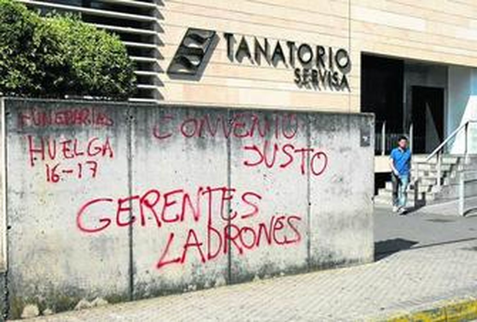 Pintadas en el tanatorio de San Jerónimo contra los empresarios del sector funerario.