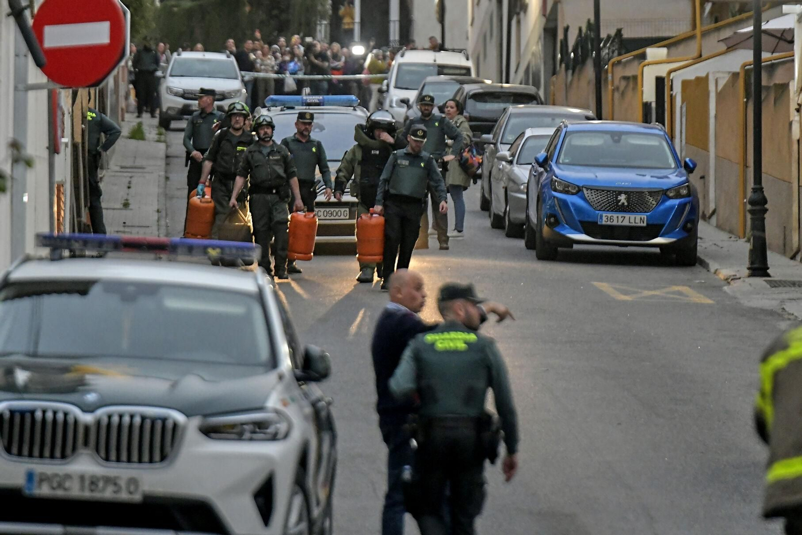 Un hombre se atrinchera en su casa de Las Gabias y amenaza con hacerlas explotar