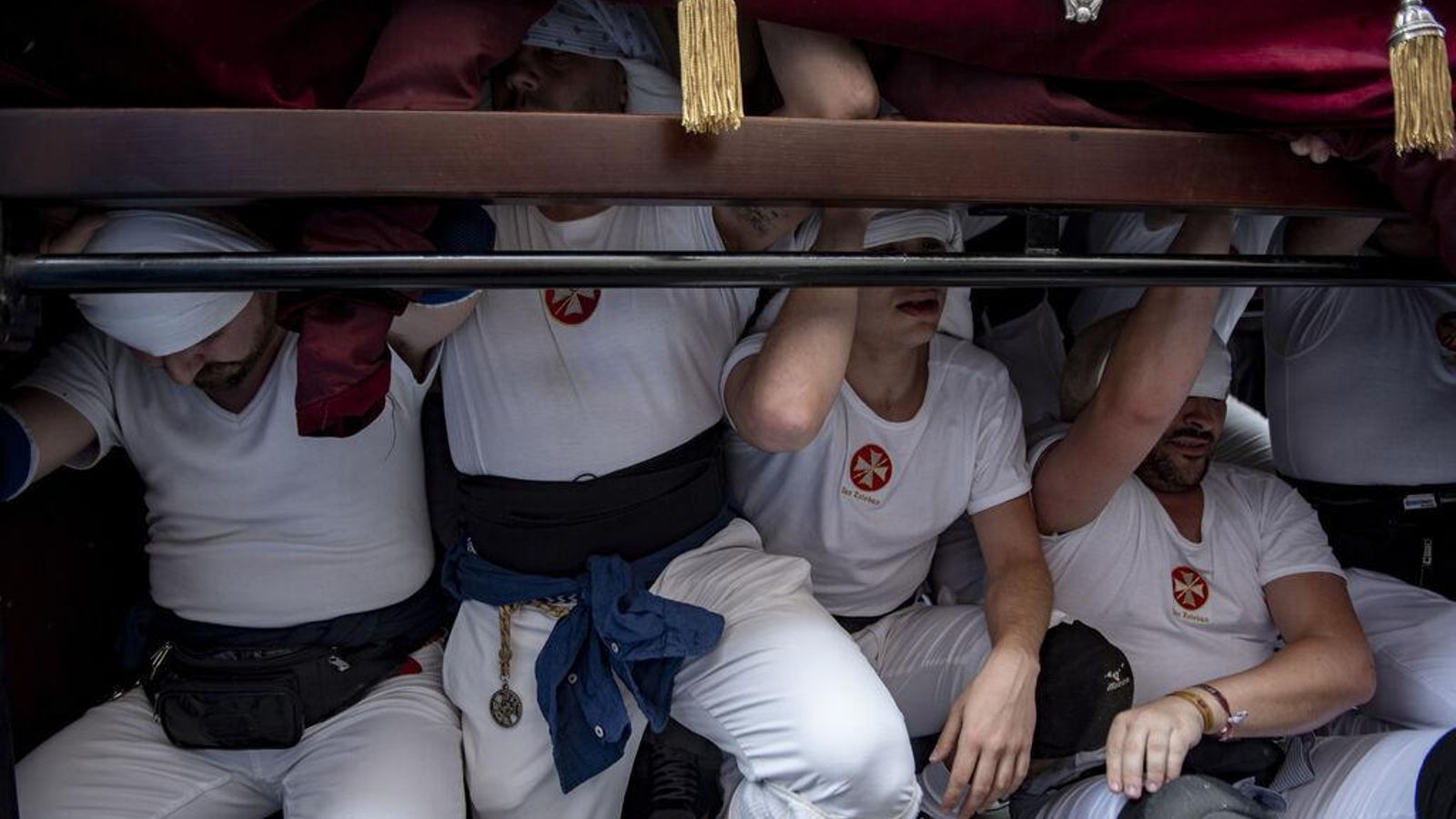 Costaleros del palio de San Esteban una tarde de Martes Santo