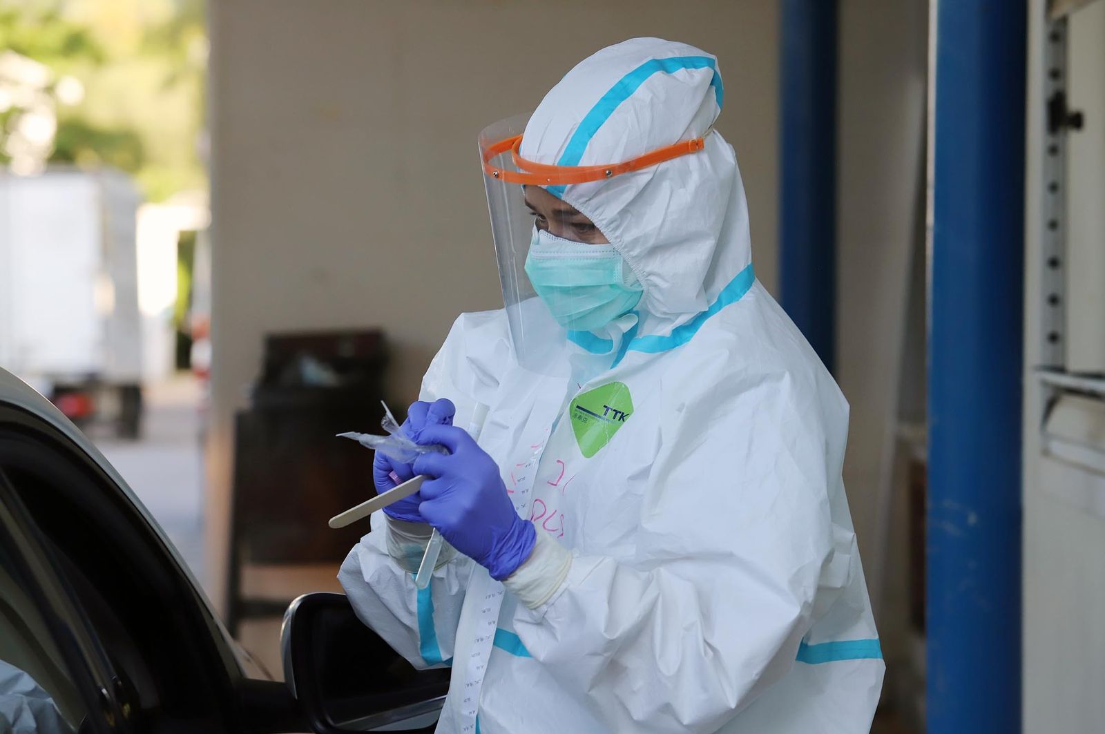 Una sanitaria realiza un test a un conductor.