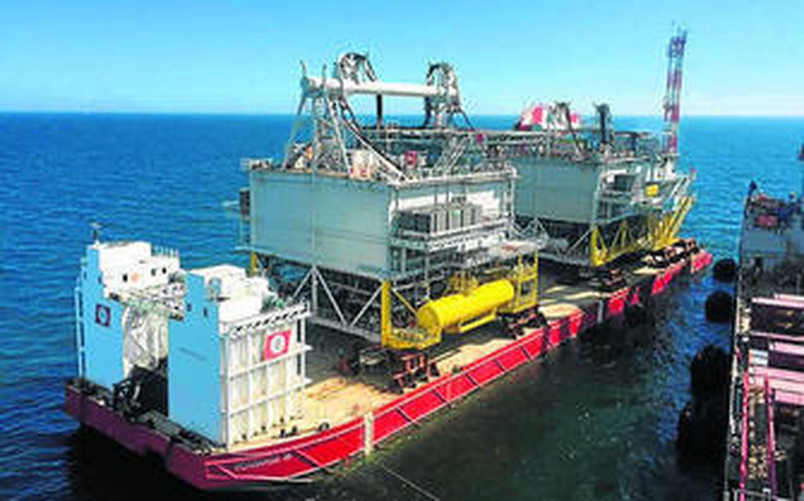 La subestación Andalucía, ayer, a su llegada al parque alemán de Iberdrola, en el mar Báltico.