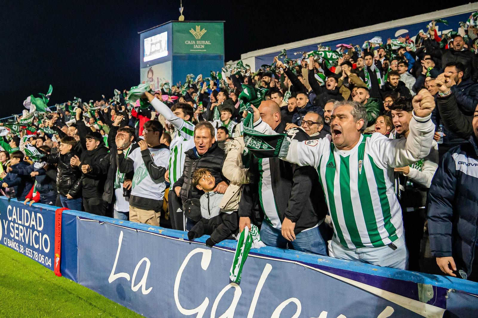 Aficionados cordobesistas celebran un gol del Córdoba CF en Linares.