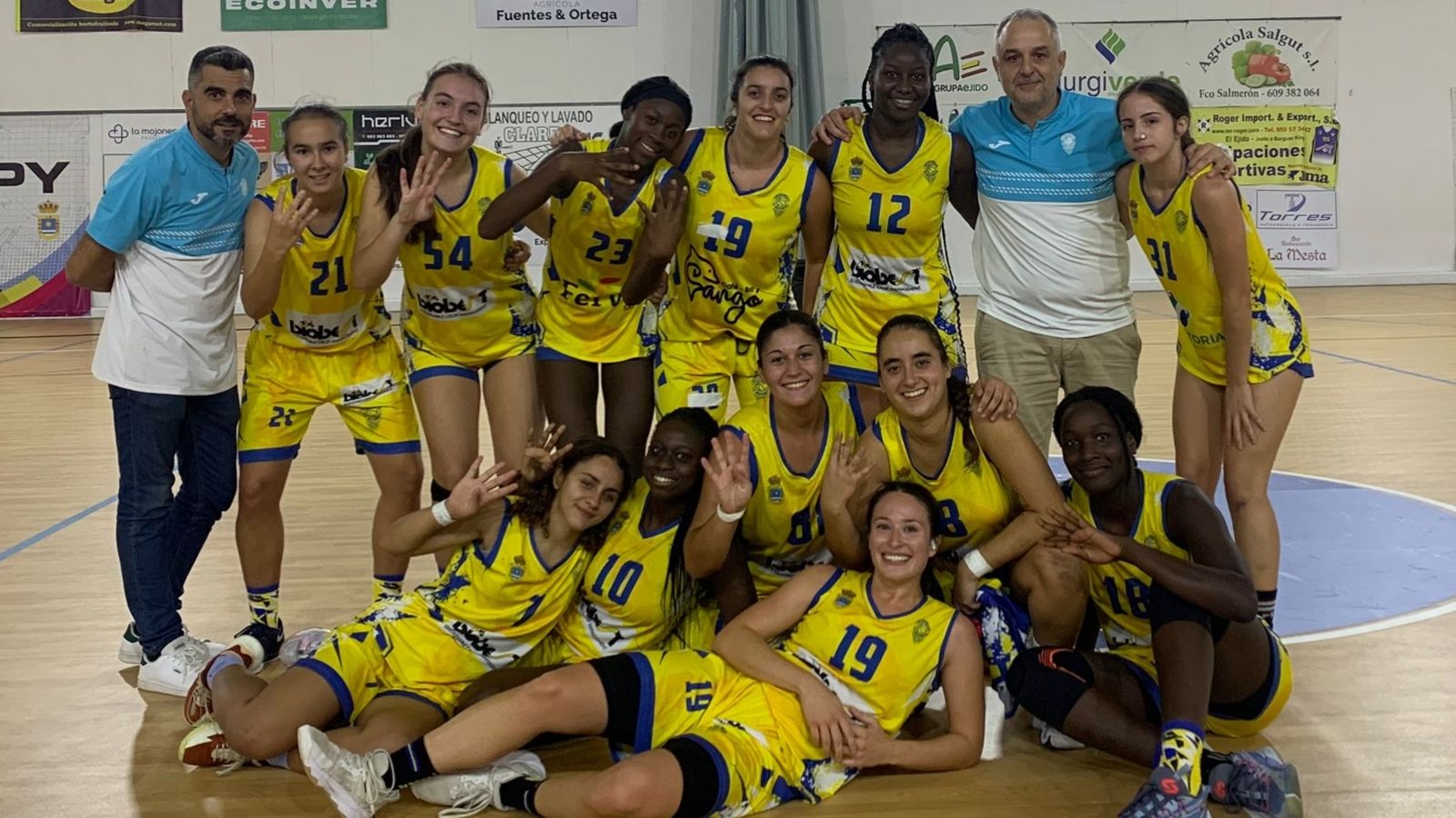 Las jugadoras del equipo almeriense celebran la victoria en esta cuarta jornada.