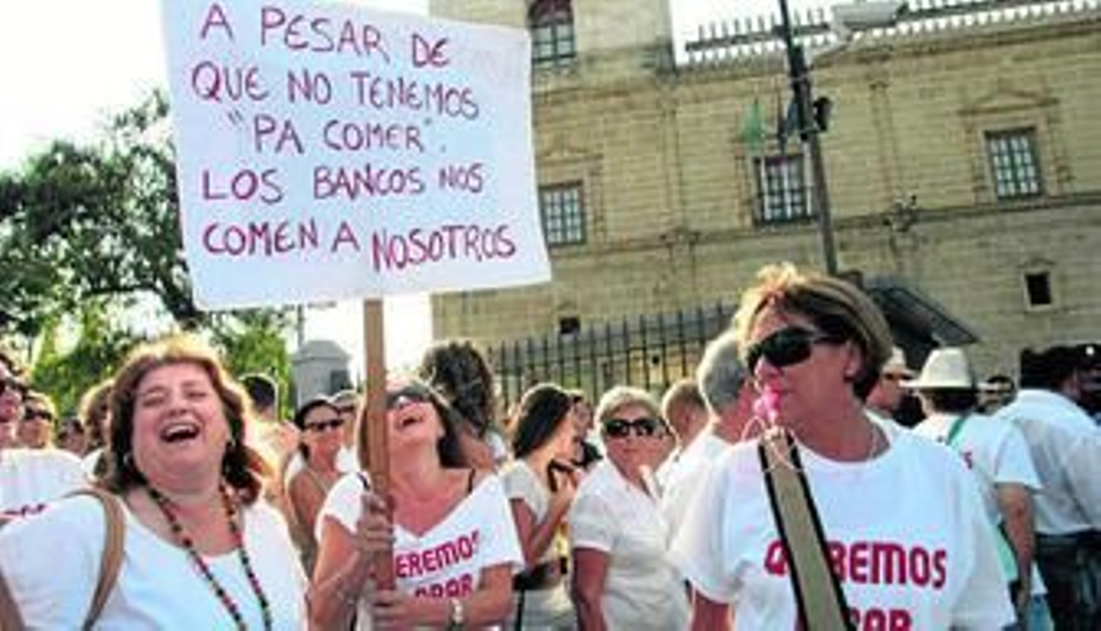 Vecinos y trabajadores de Valverde durante la protesta de ayer en el Parlamento. Vecinos y trabajadores de Valverde durante la protesta de ayer en el Parlamento.