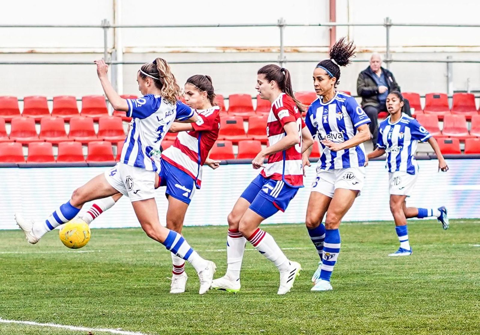 Las rojiblancas se despidieron de la Ciudad Deportiva ante el Sporting de Huelva.