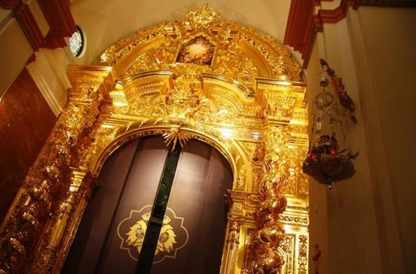 Mármol, bronce y madera son los materiales que forman el monumental retablo que acogerá al Cristo de la Expiración.

Foto: Victoria Hidalgo