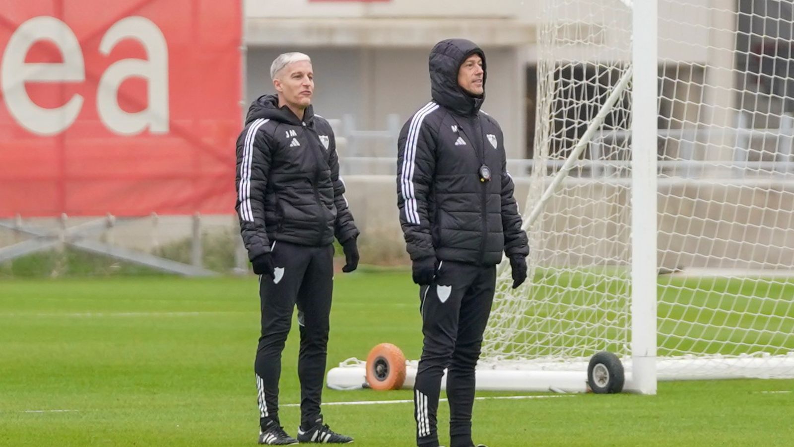 Almeyda, junto a Javi Martínez, su ayudante, en un entrenamiento reciente.