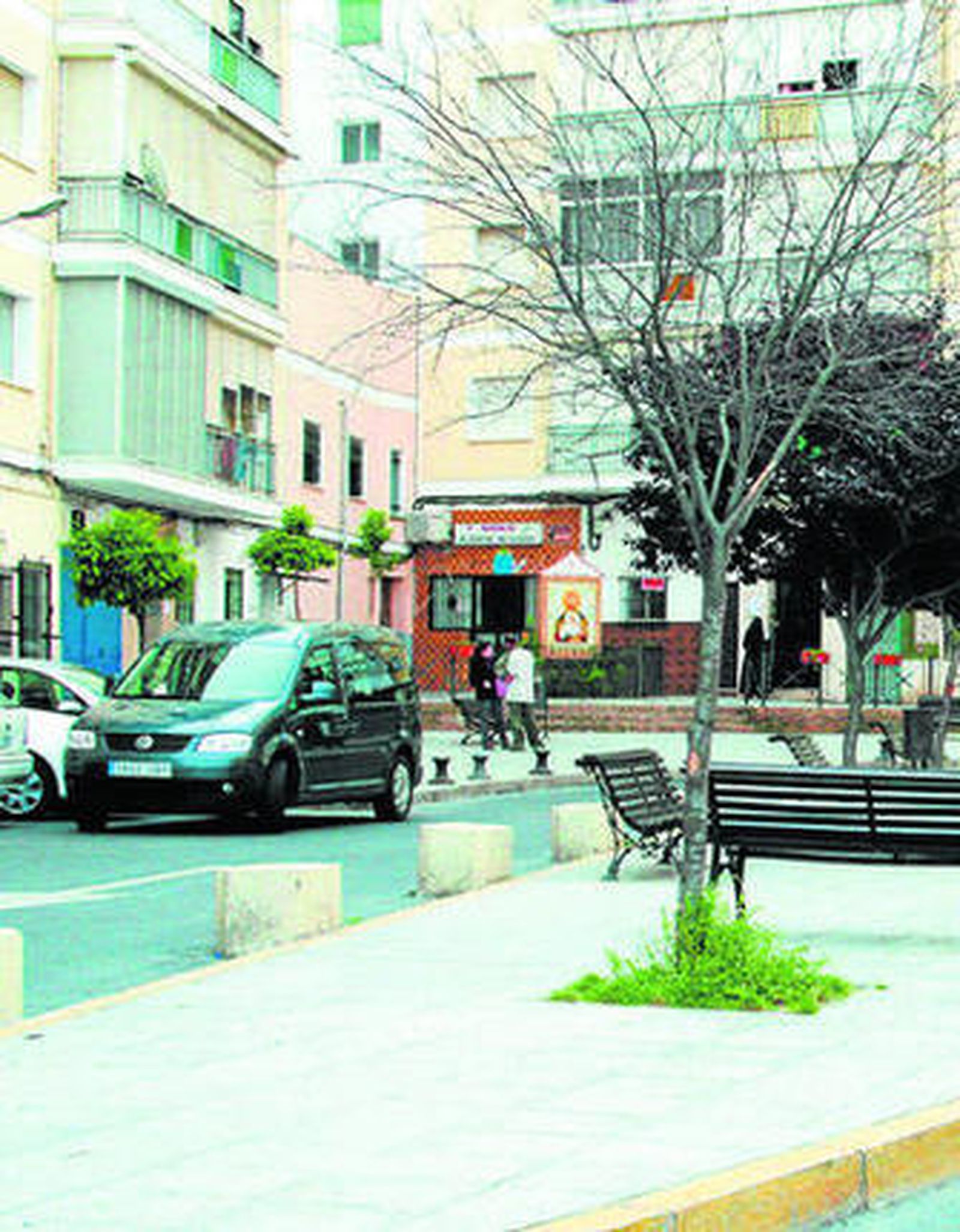 Al fondo, la que fuera sede de la asociación vecinal de Los Dolores.
