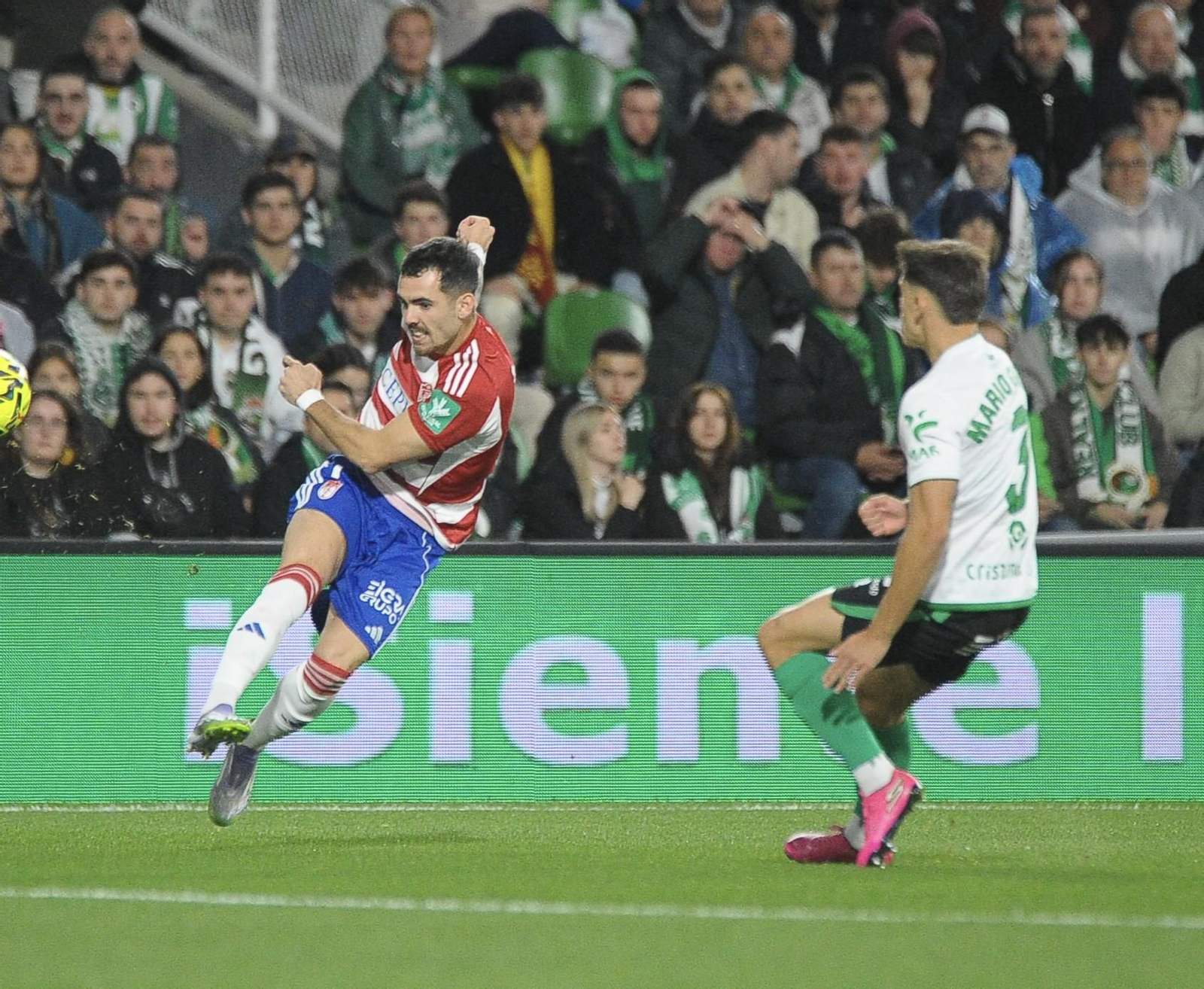Alex Sola ante un rival en el partido jugado en Santander