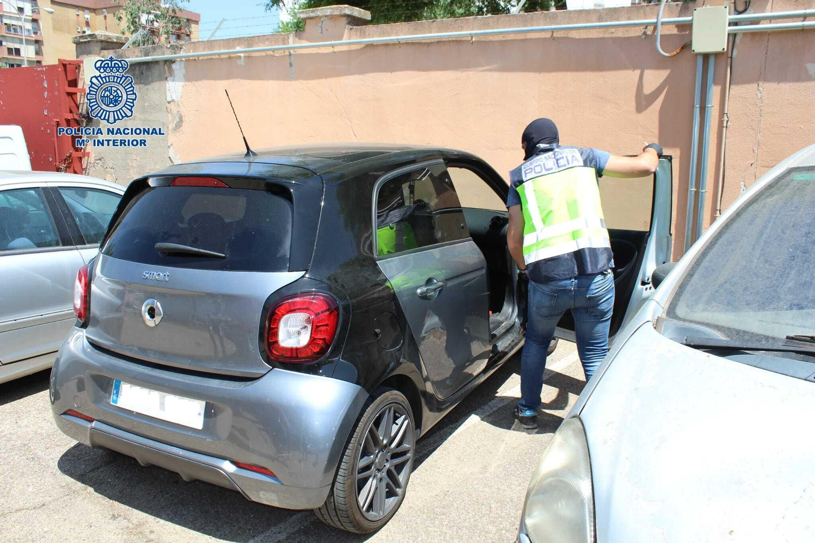 Cinco detenidos en Sevilla por traficar con droga con vehículos 'caleteados'
